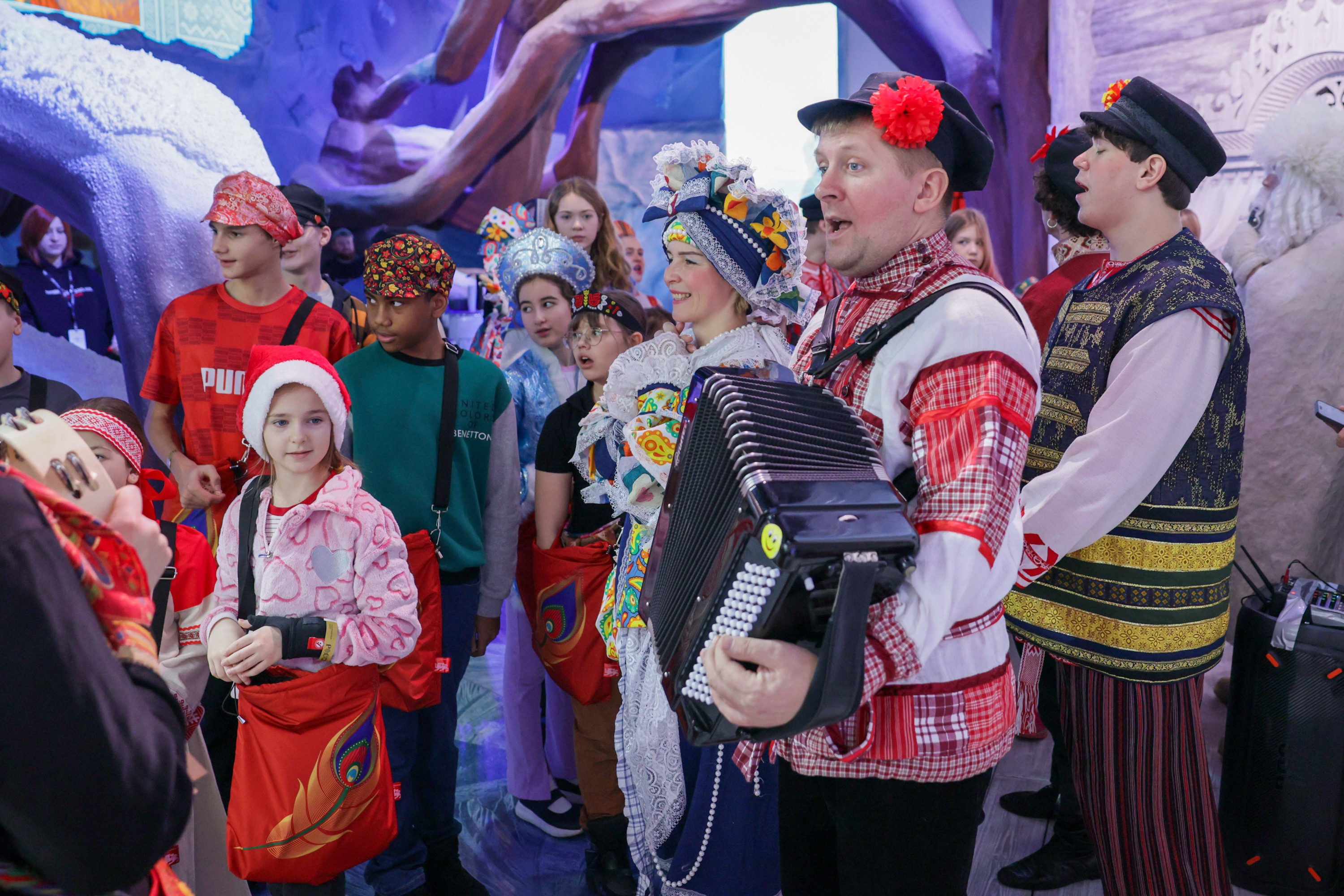 Theatrical carolling 