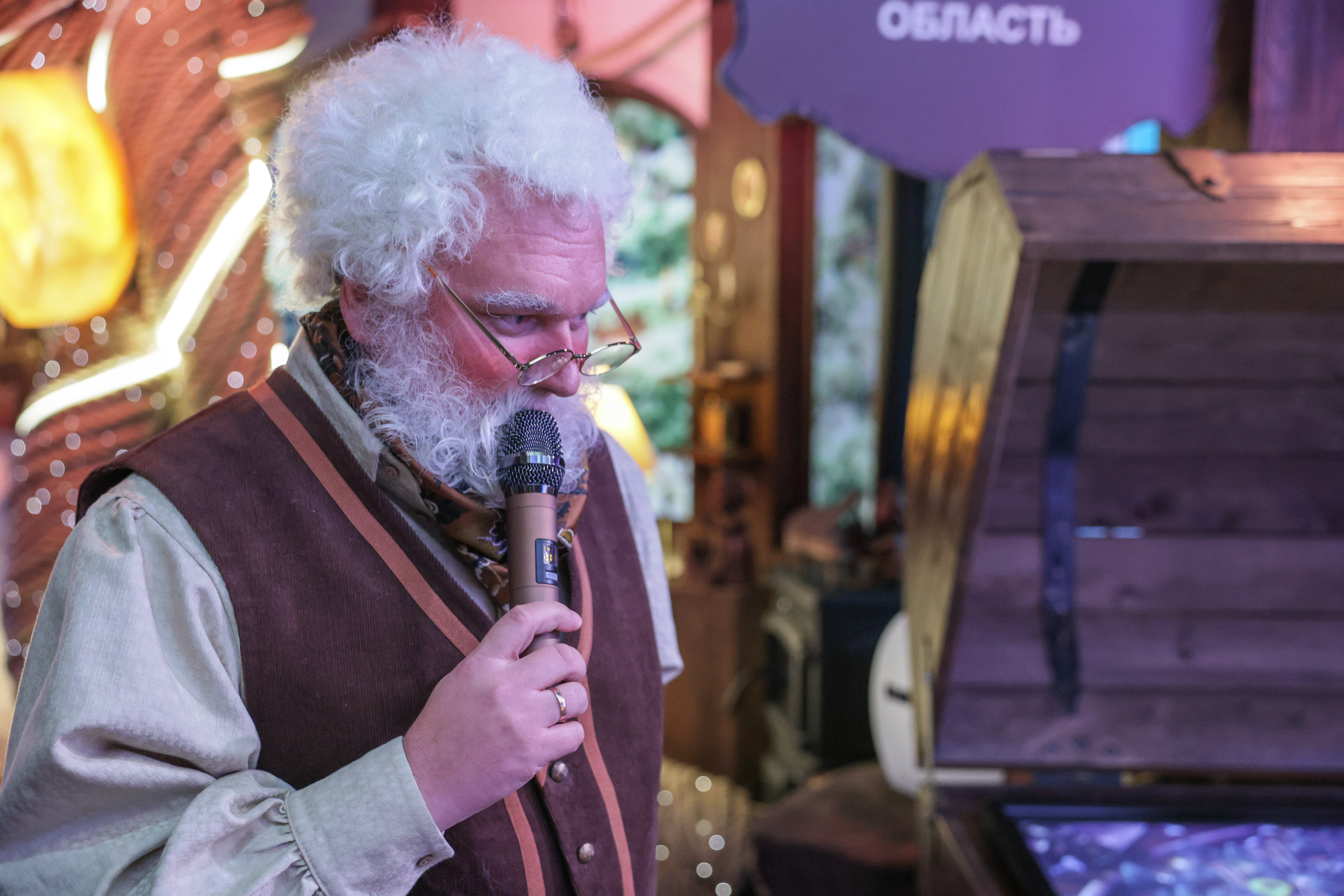 Theatrical carolling 