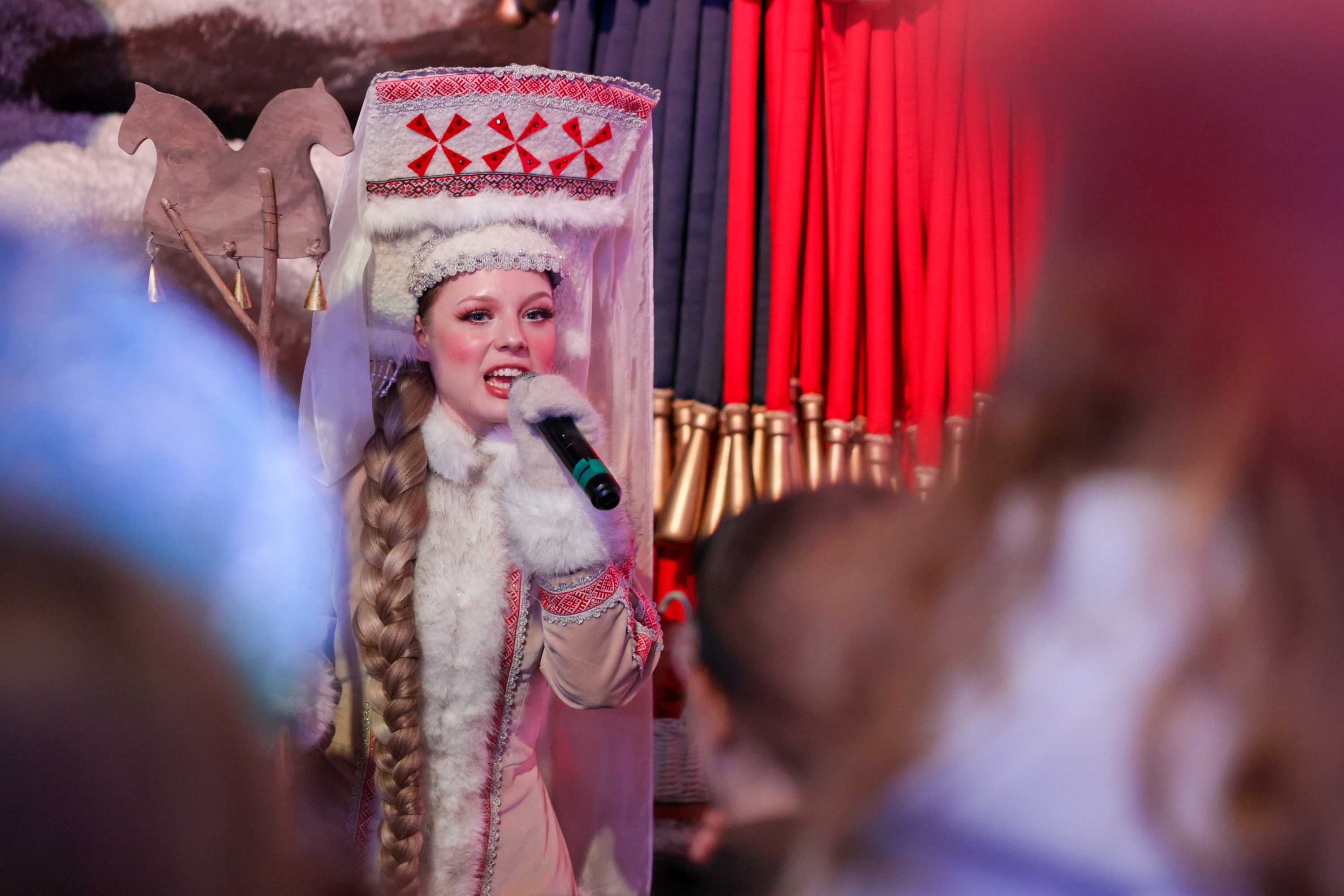 Theatrical carolling 