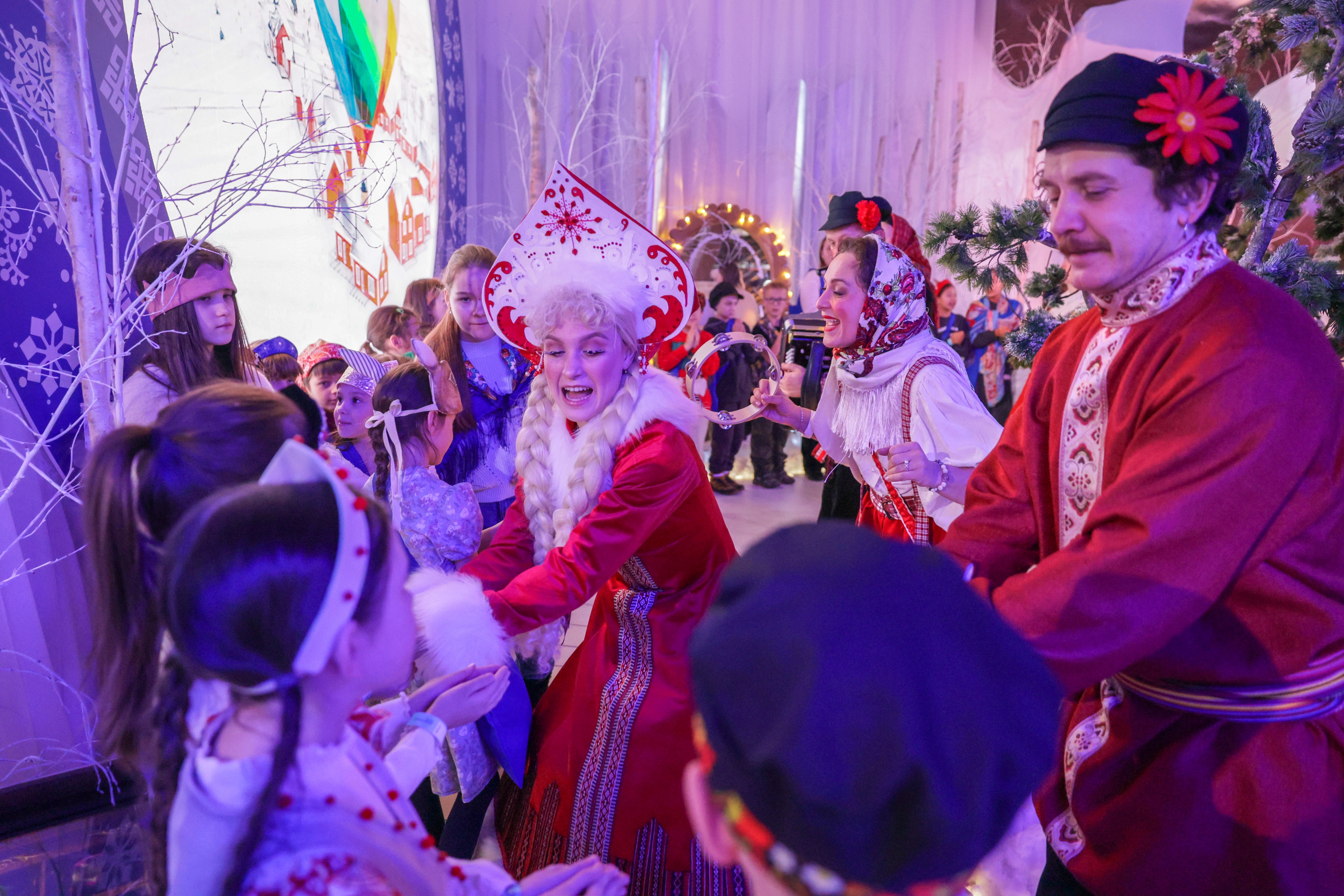 Theatrical carolling 