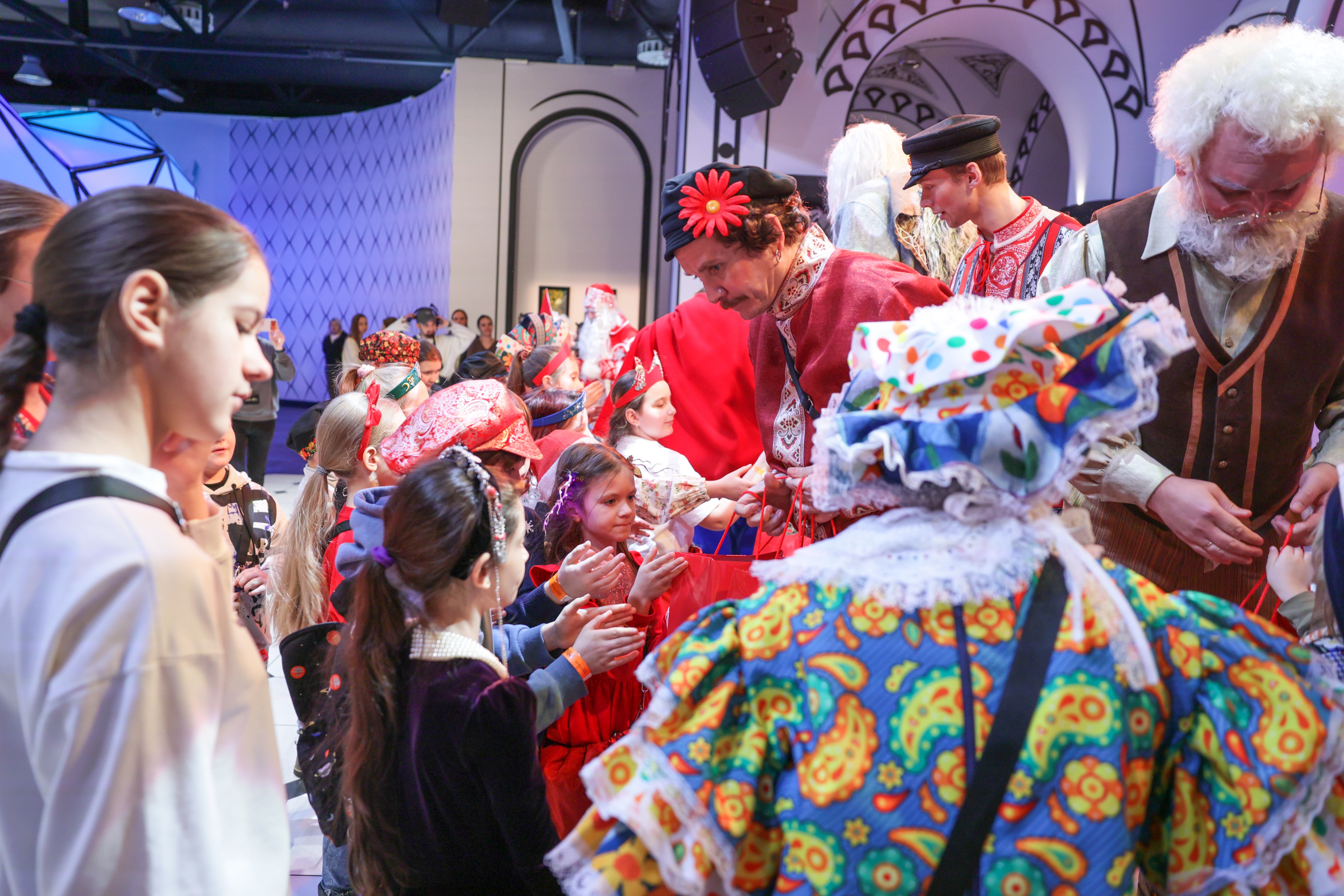 Theatrical carolling 