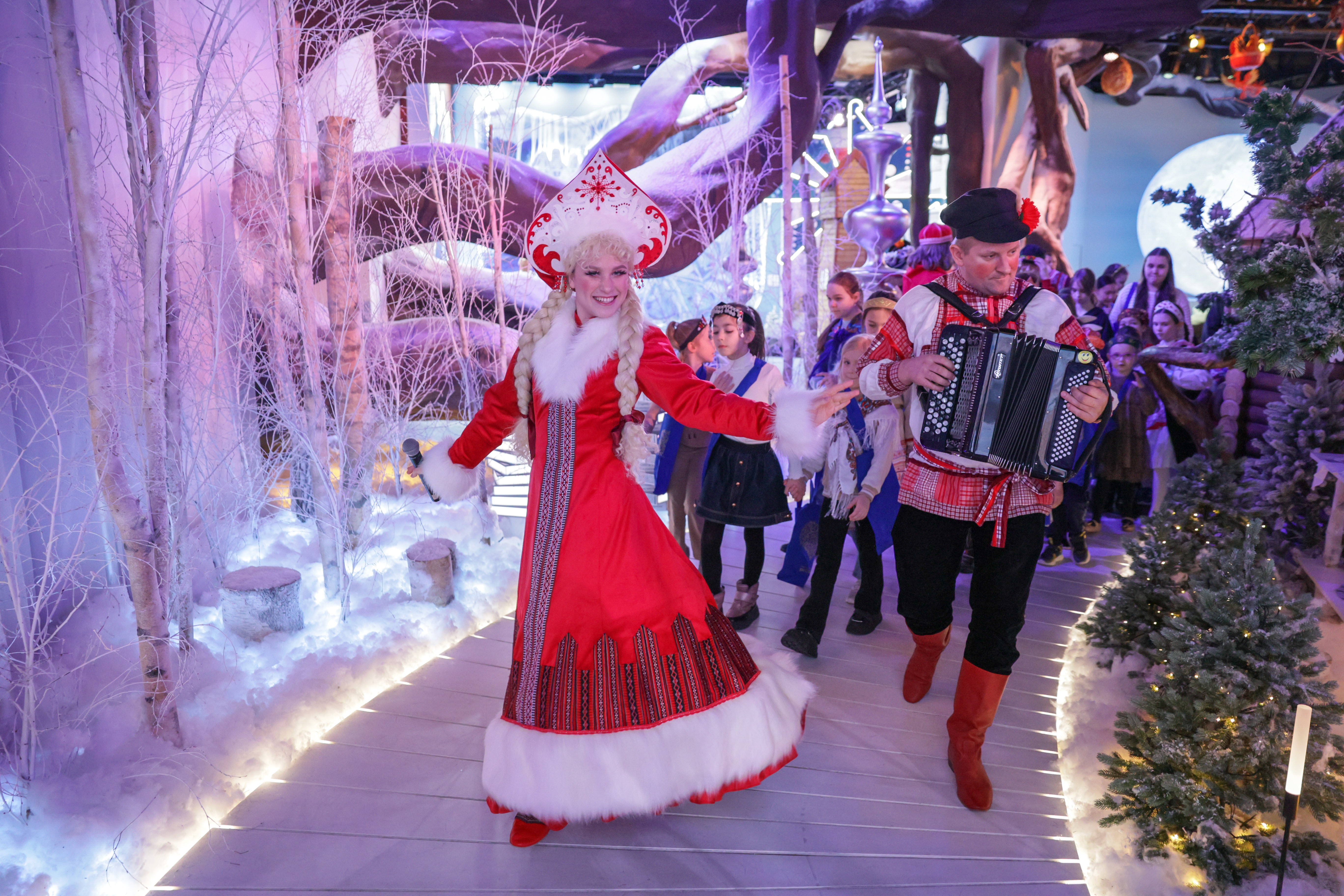 Theatrical carolling 