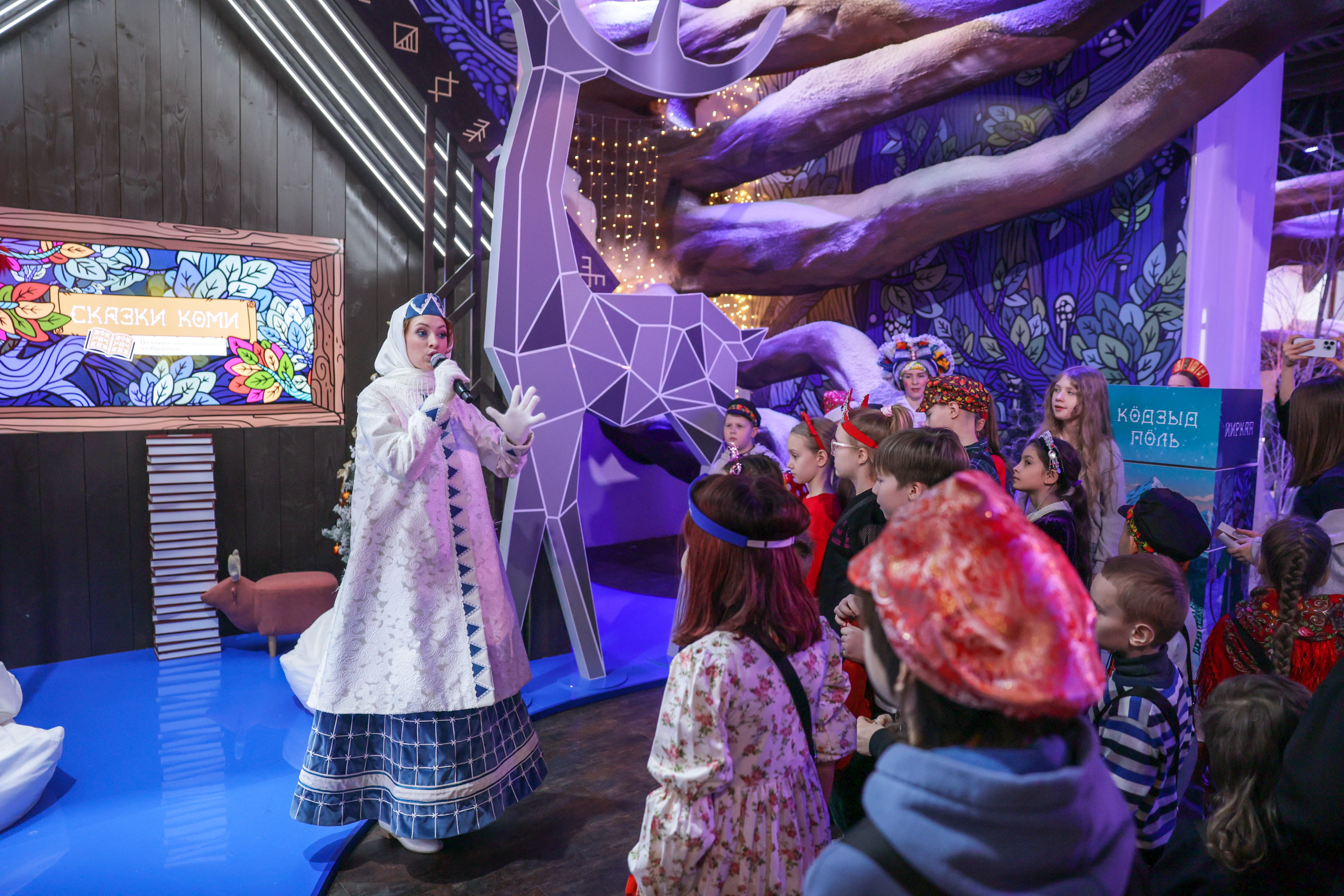 Theatrical carolling 