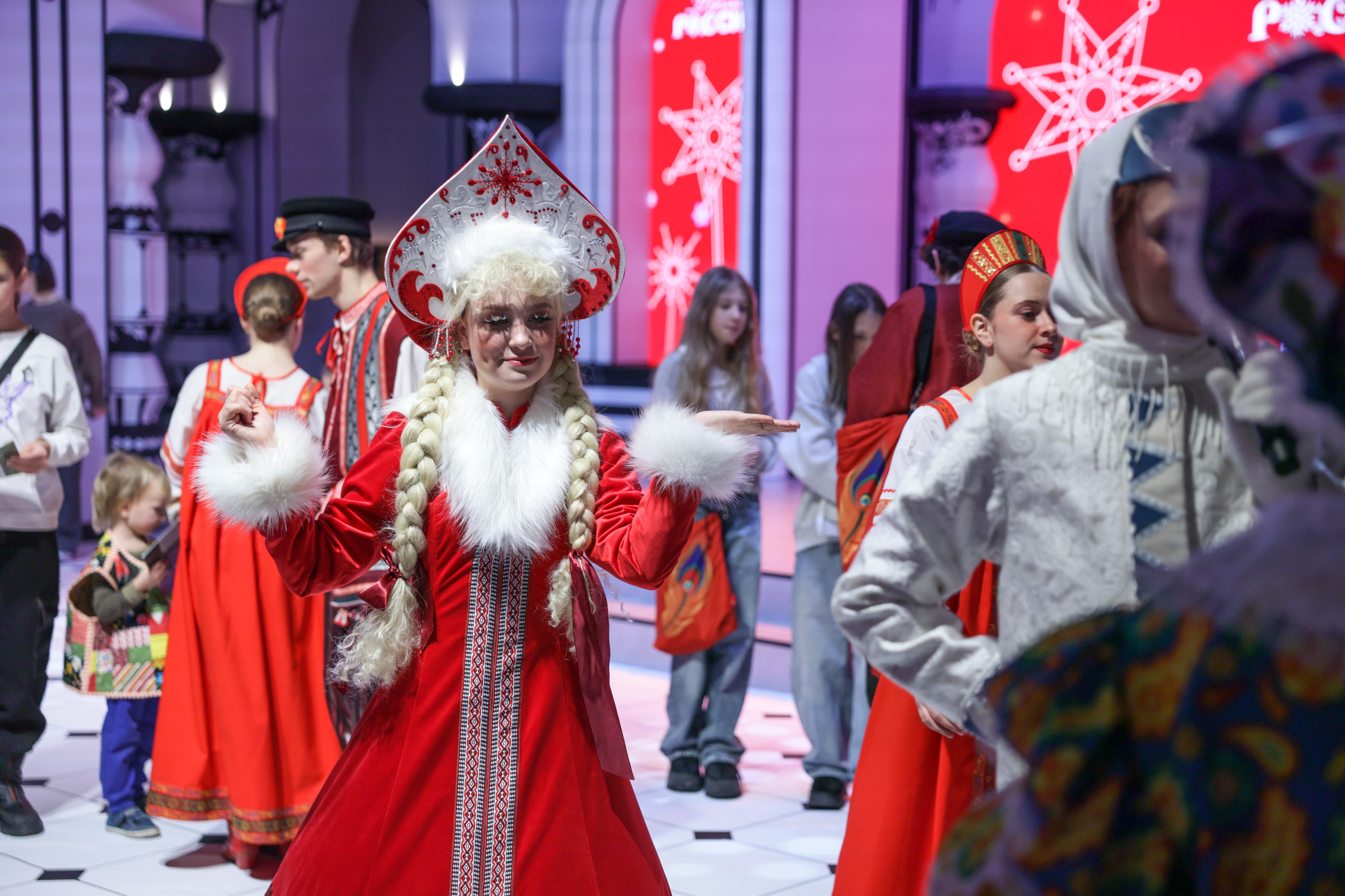 Theatrical carolling 