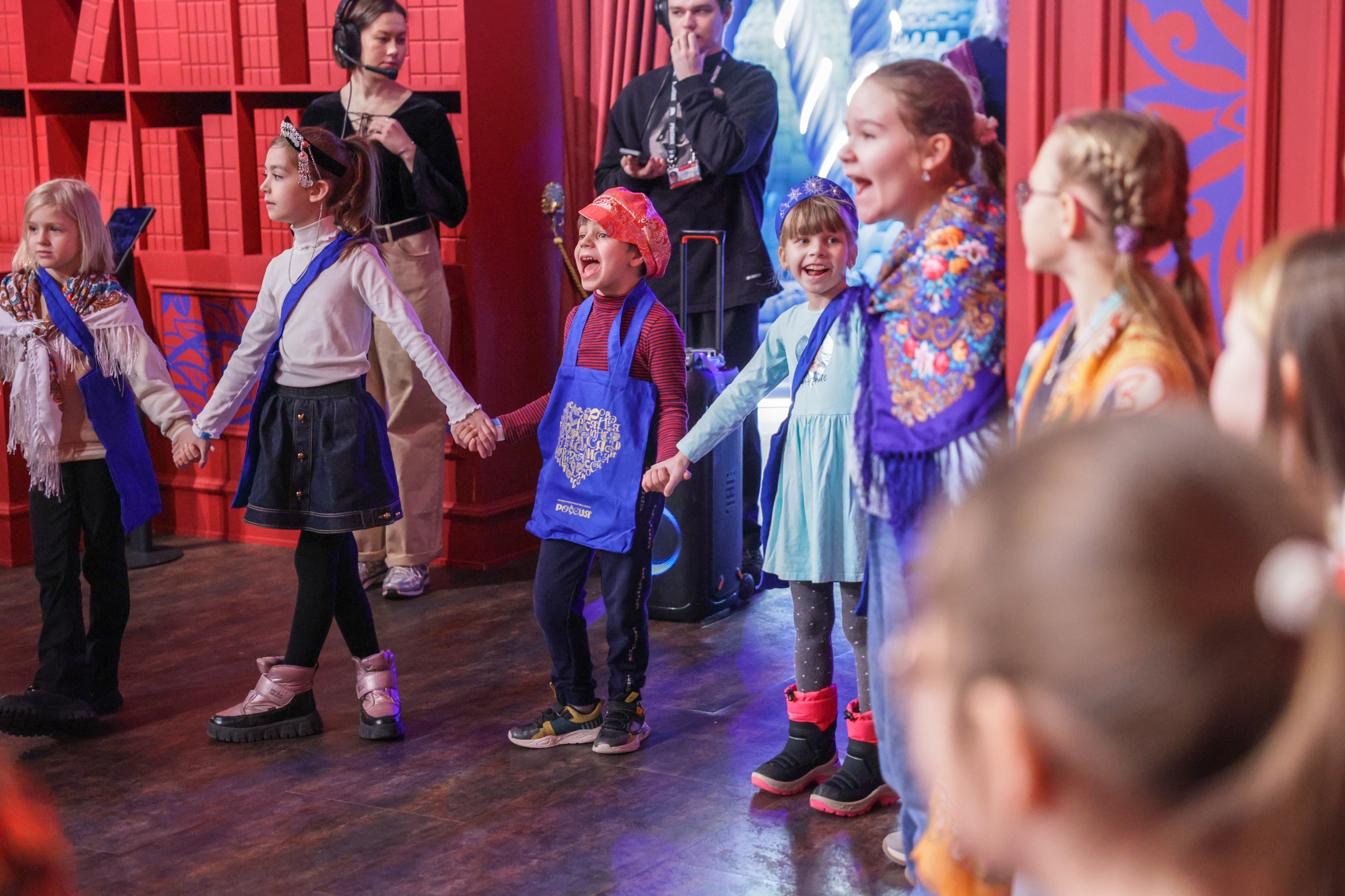 Theatrical carolling 