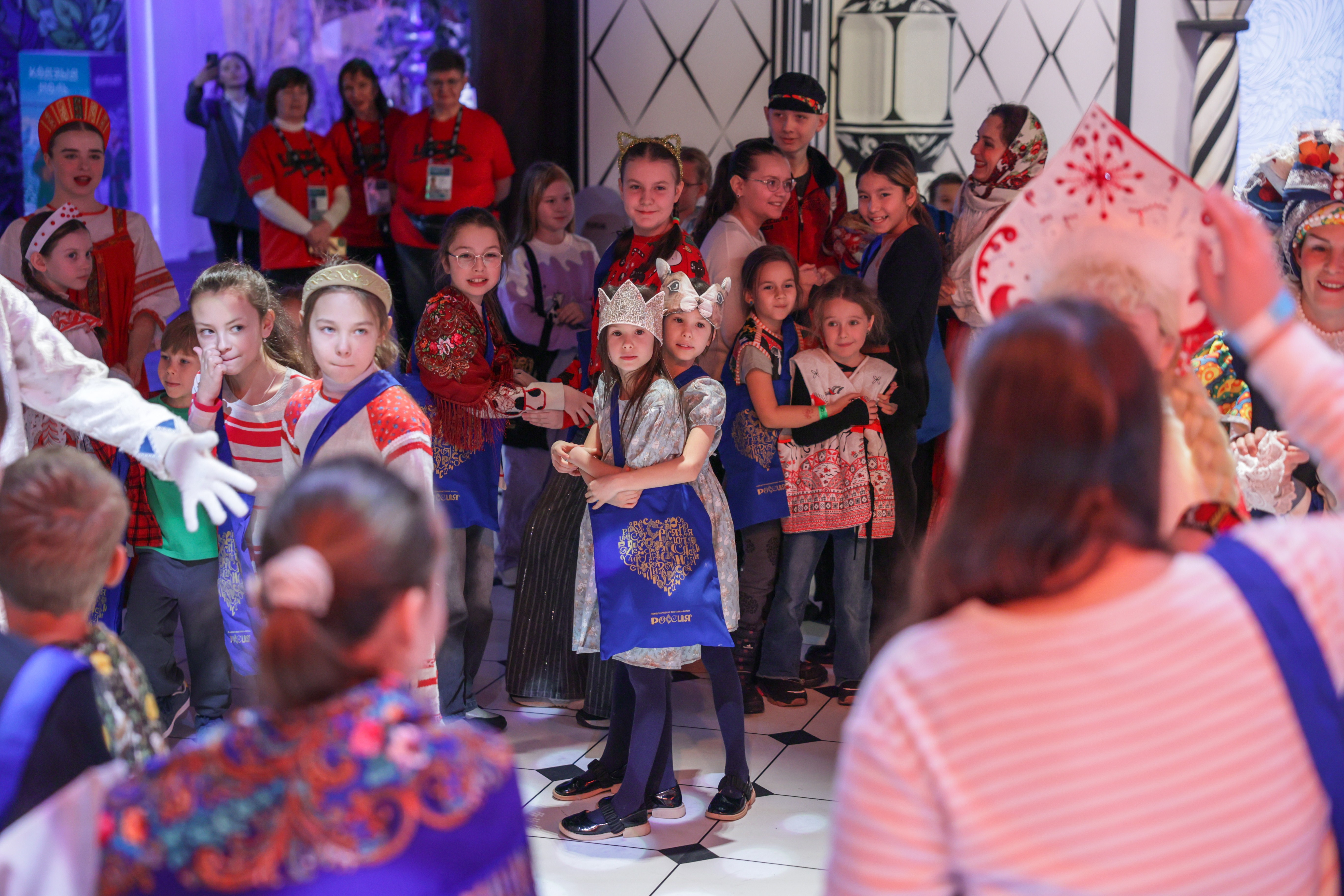 Theatrical carolling 