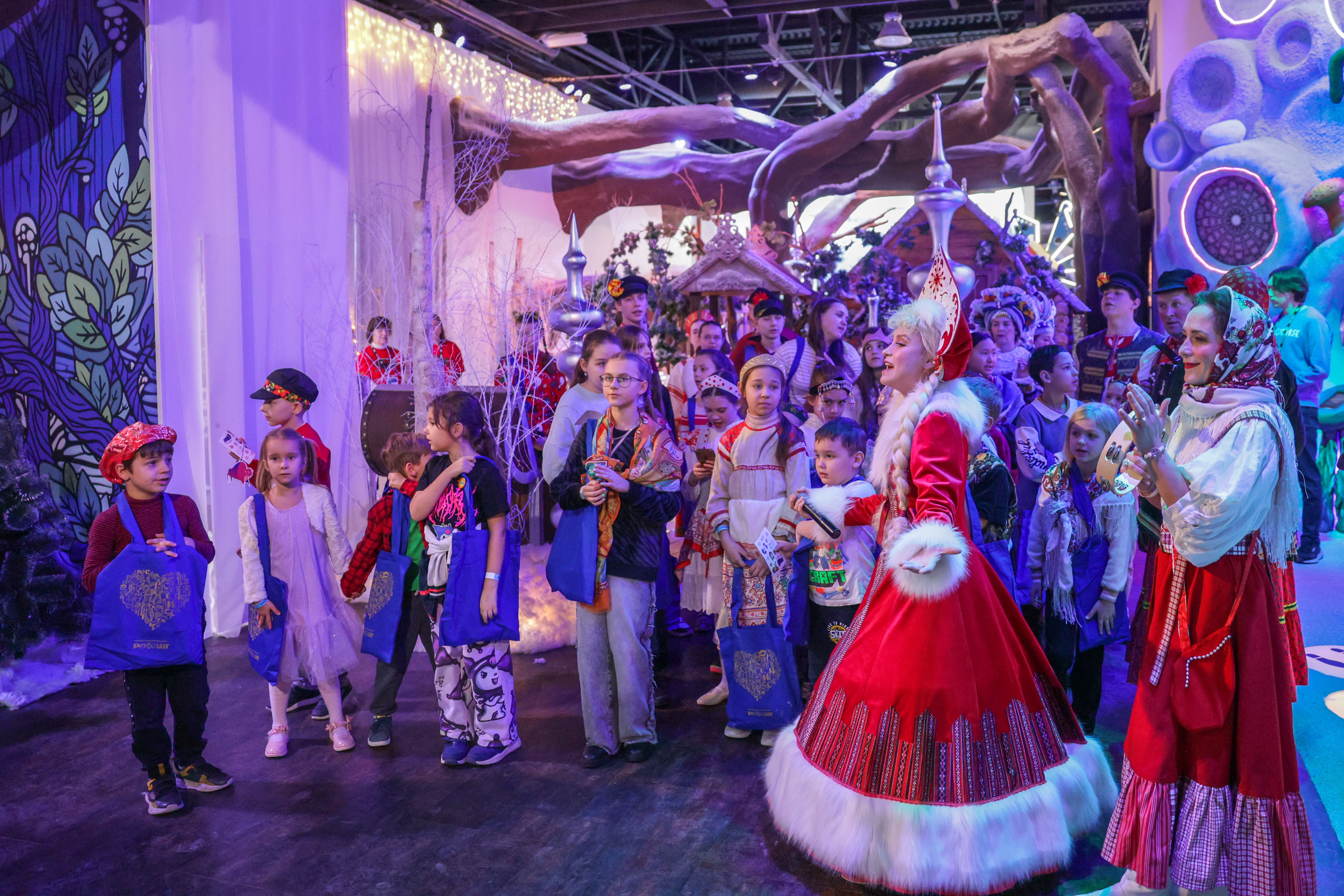 Theatrical carolling 