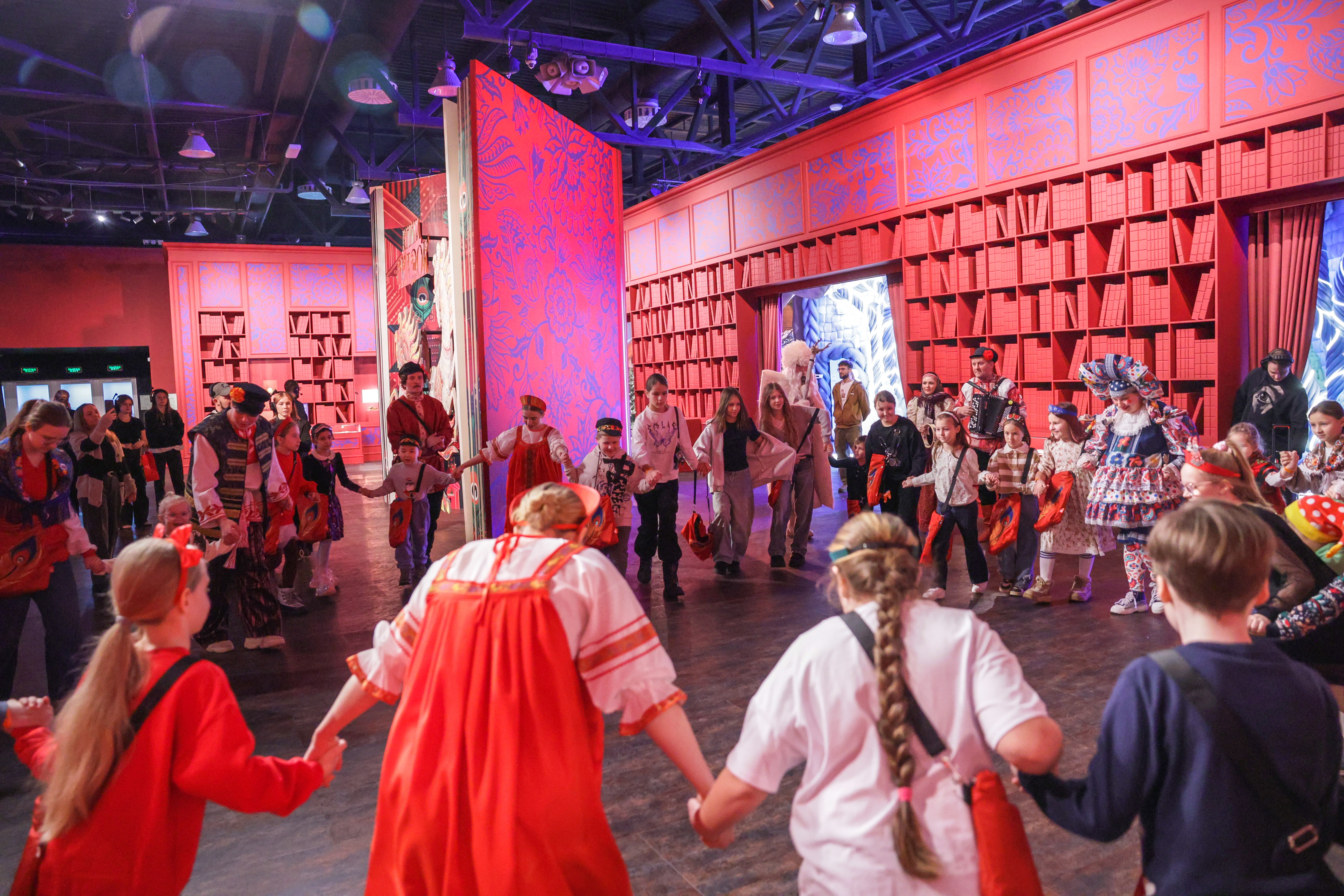 Theatrical carolling 