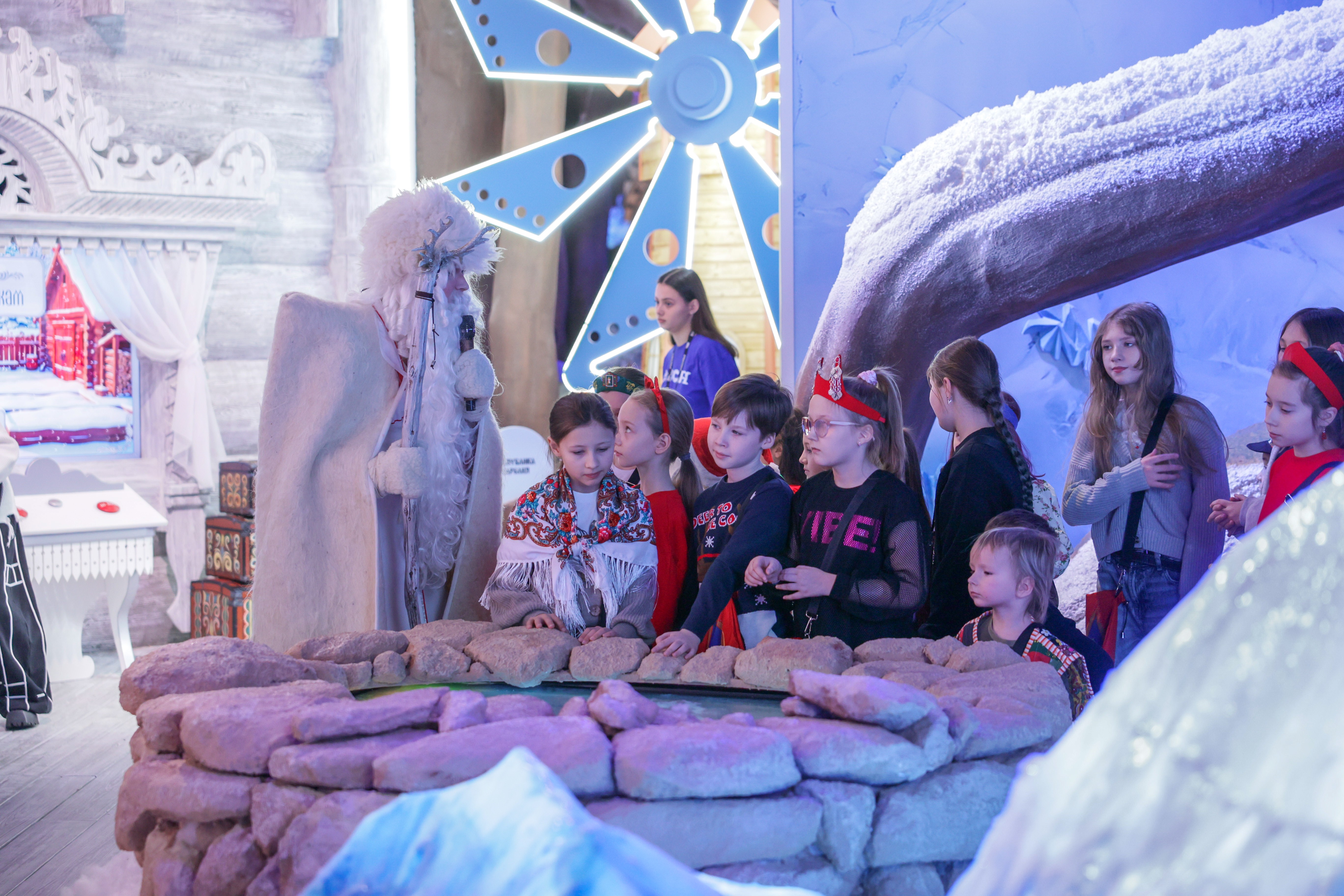 Theatrical carolling 