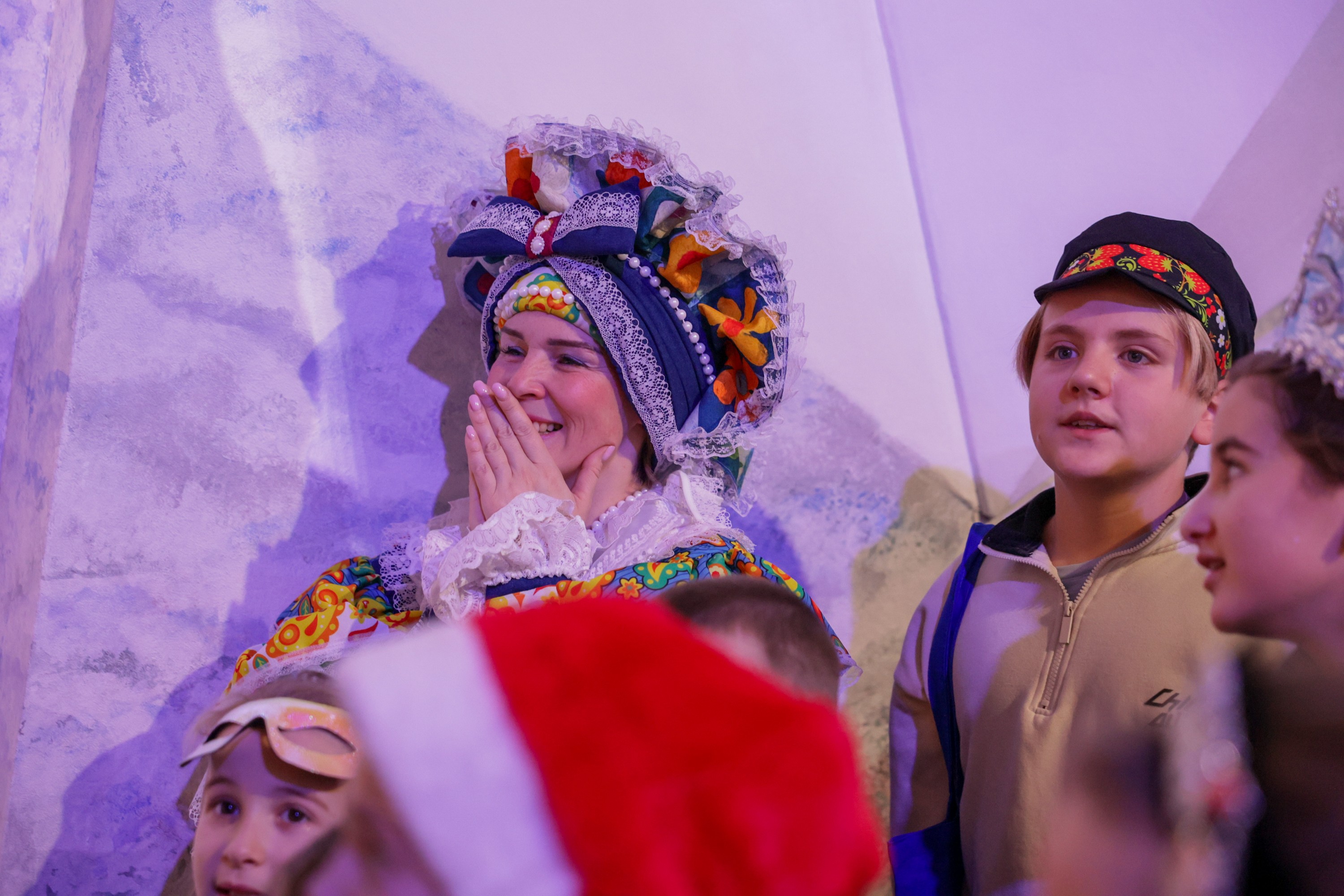 Theatrical carolling 