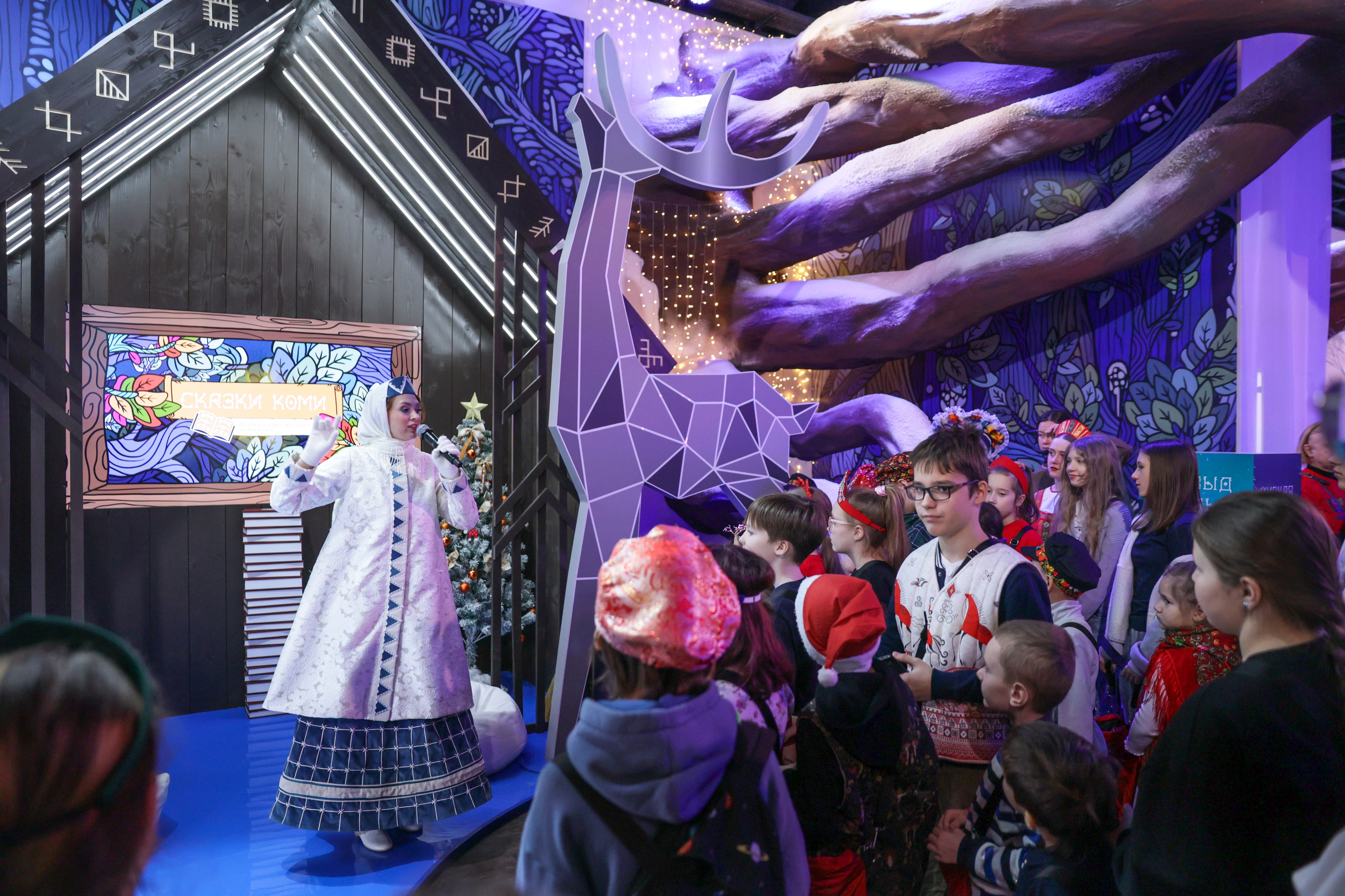 Theatrical carolling 