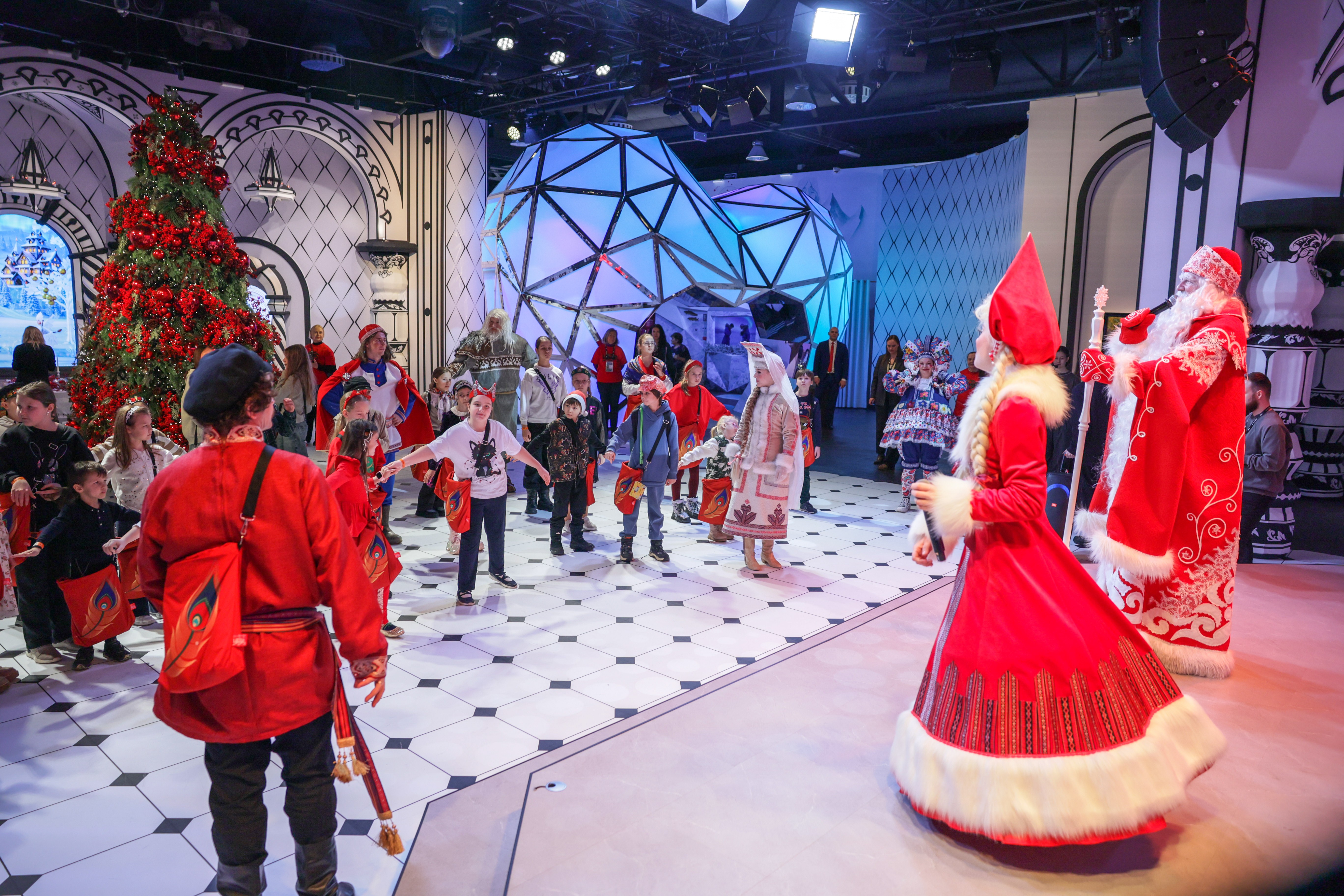 Theatrical carolling 