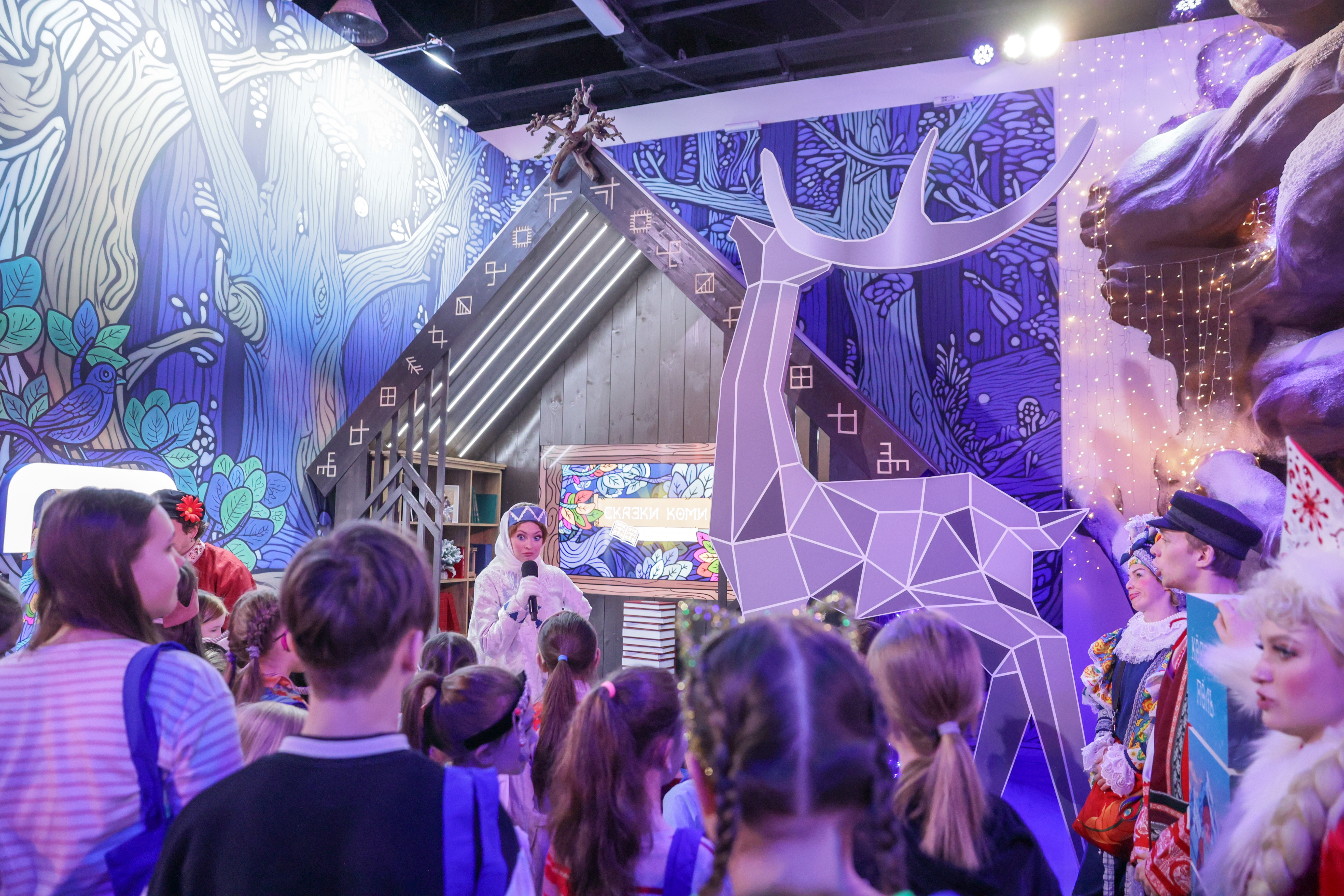 Theatrical carolling 