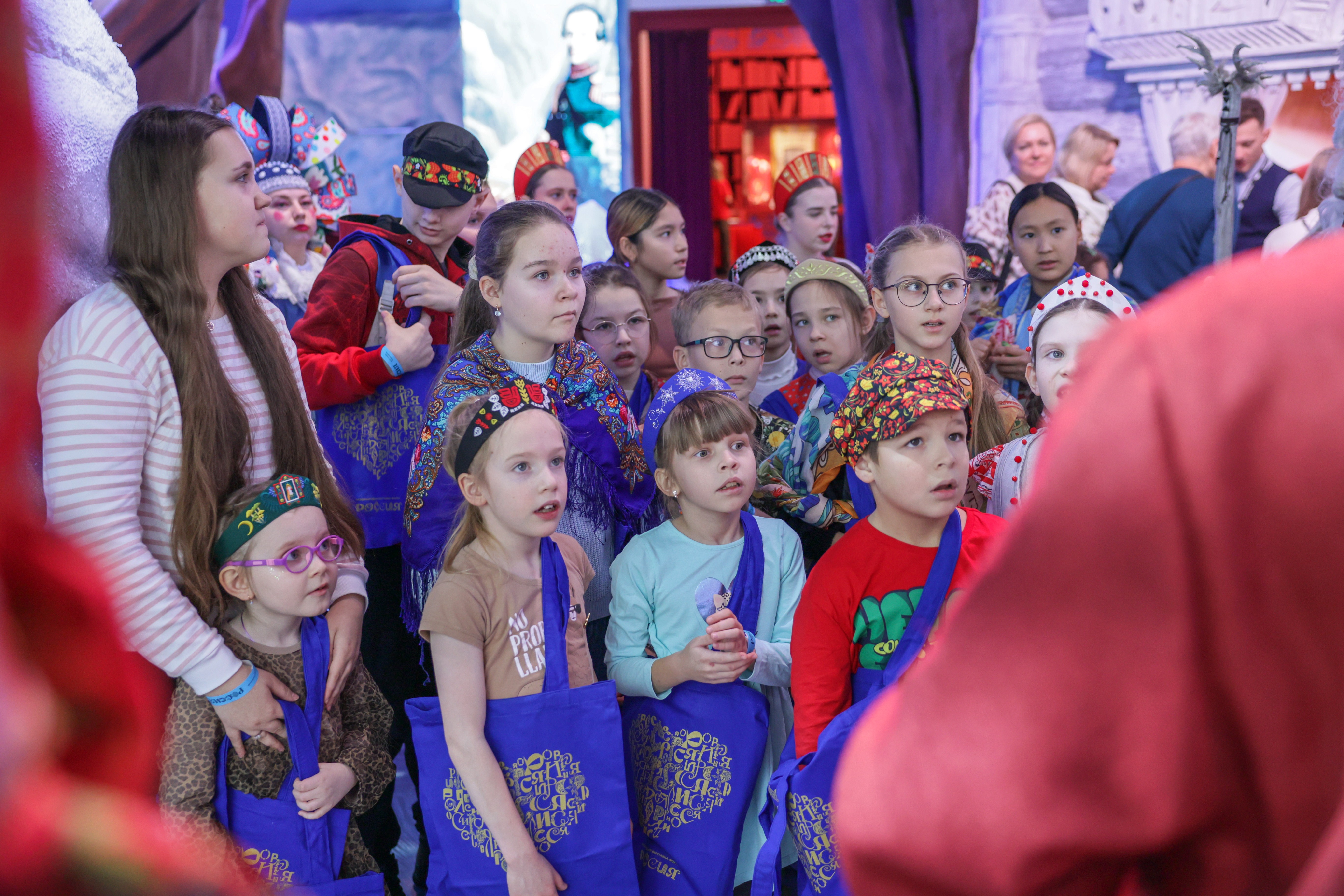 Theatrical carolling 