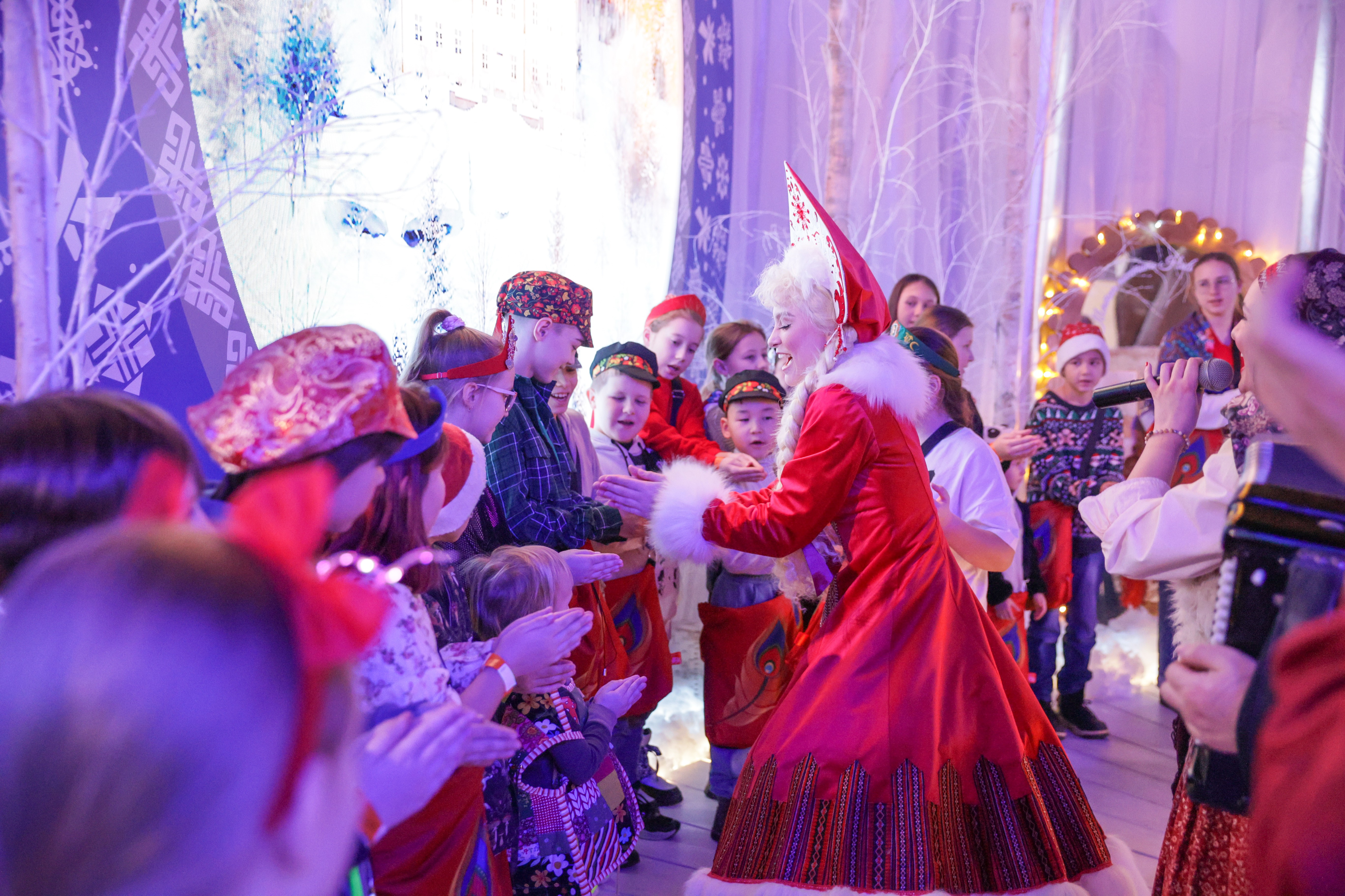 Theatrical carolling 