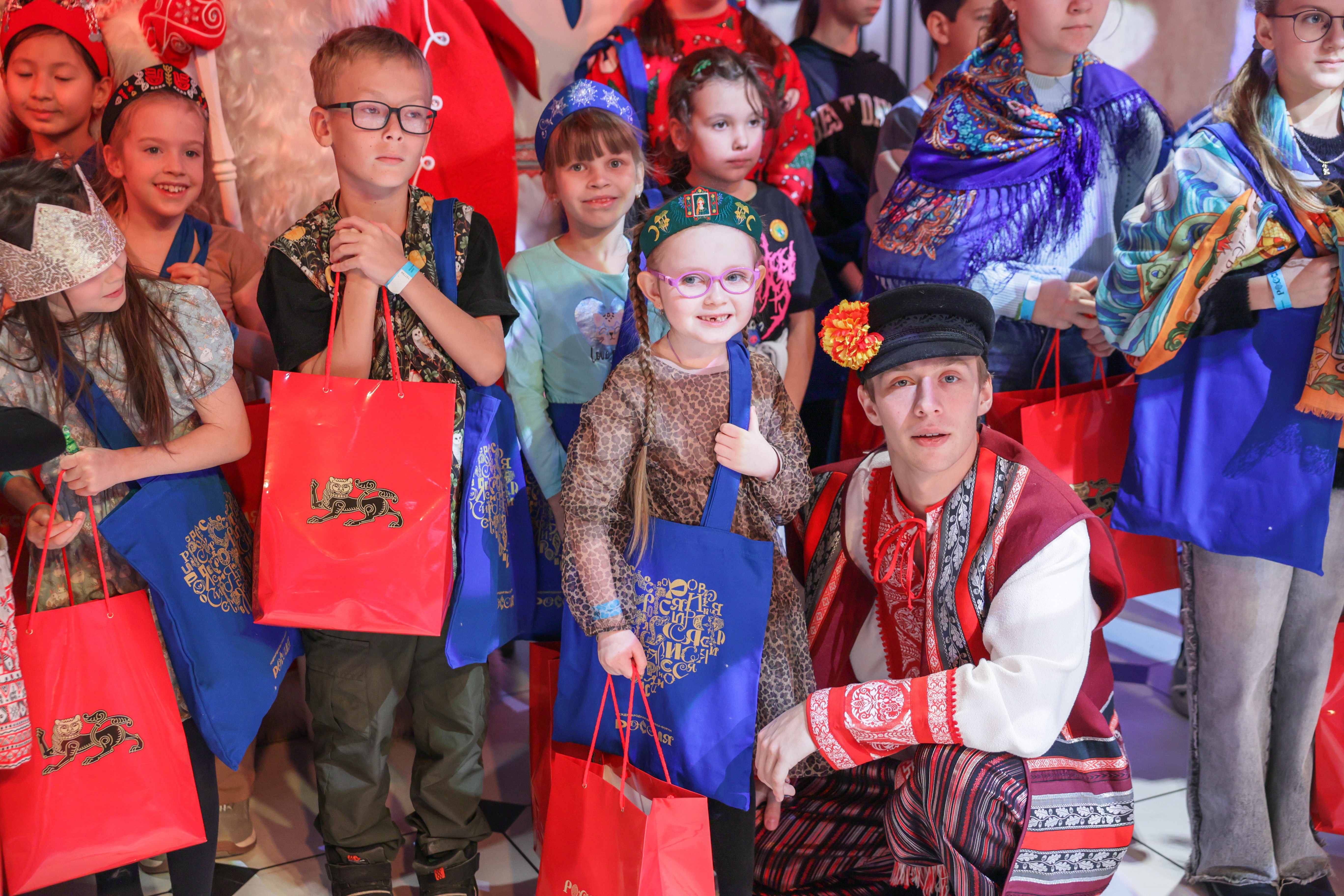 Theatrical carolling 