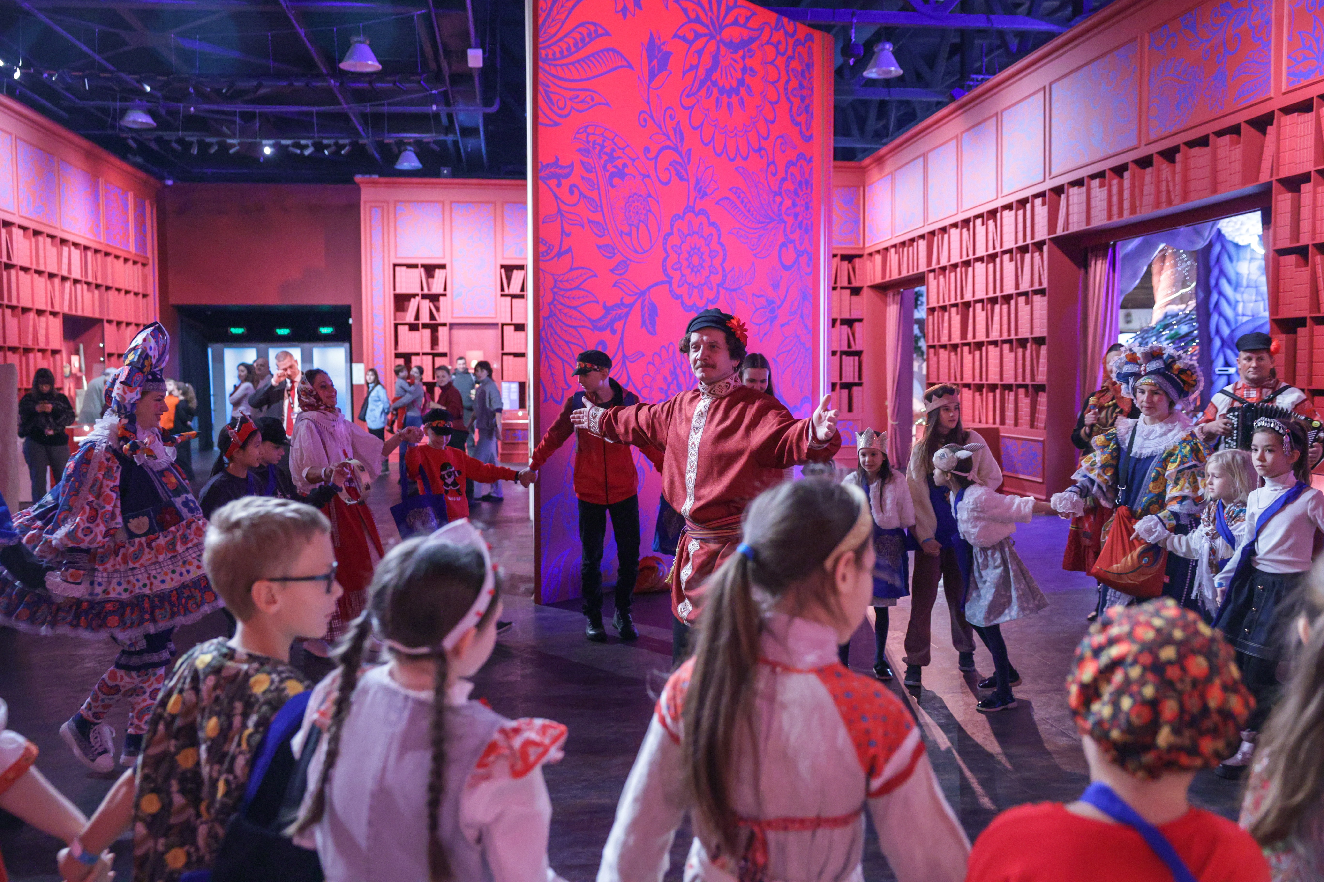 Theatrical carolling 