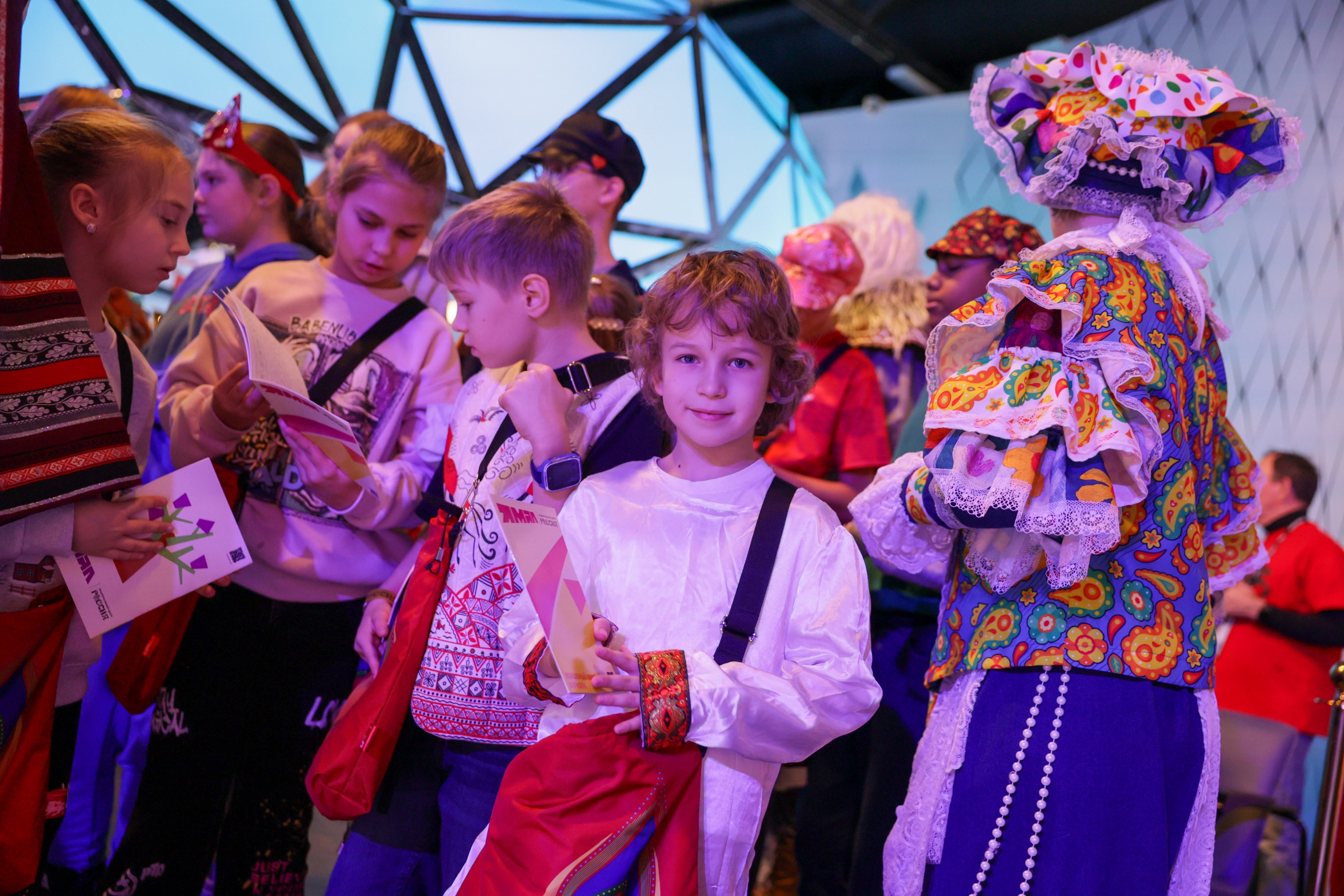 Theatrical carolling 