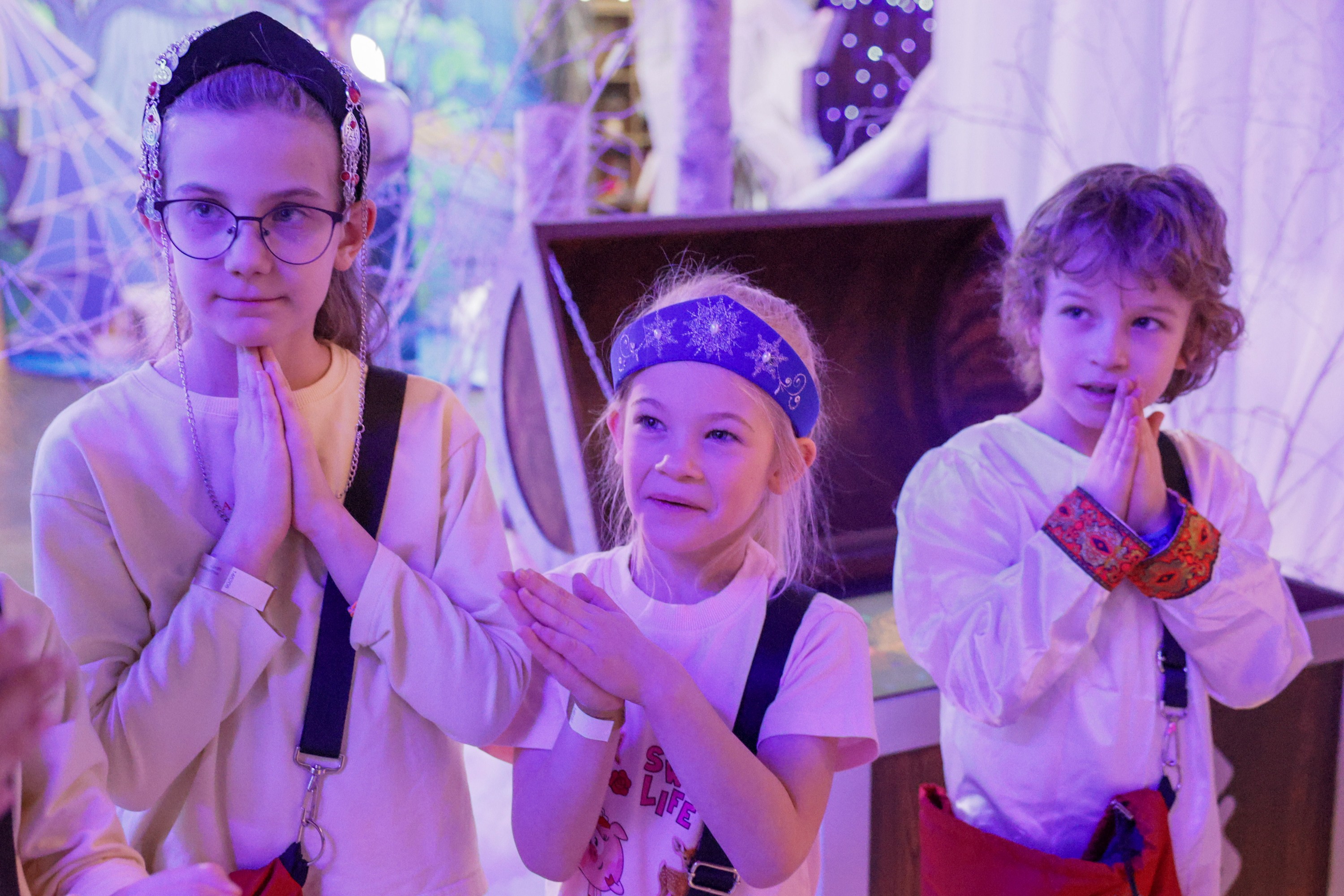 Theatrical carolling 