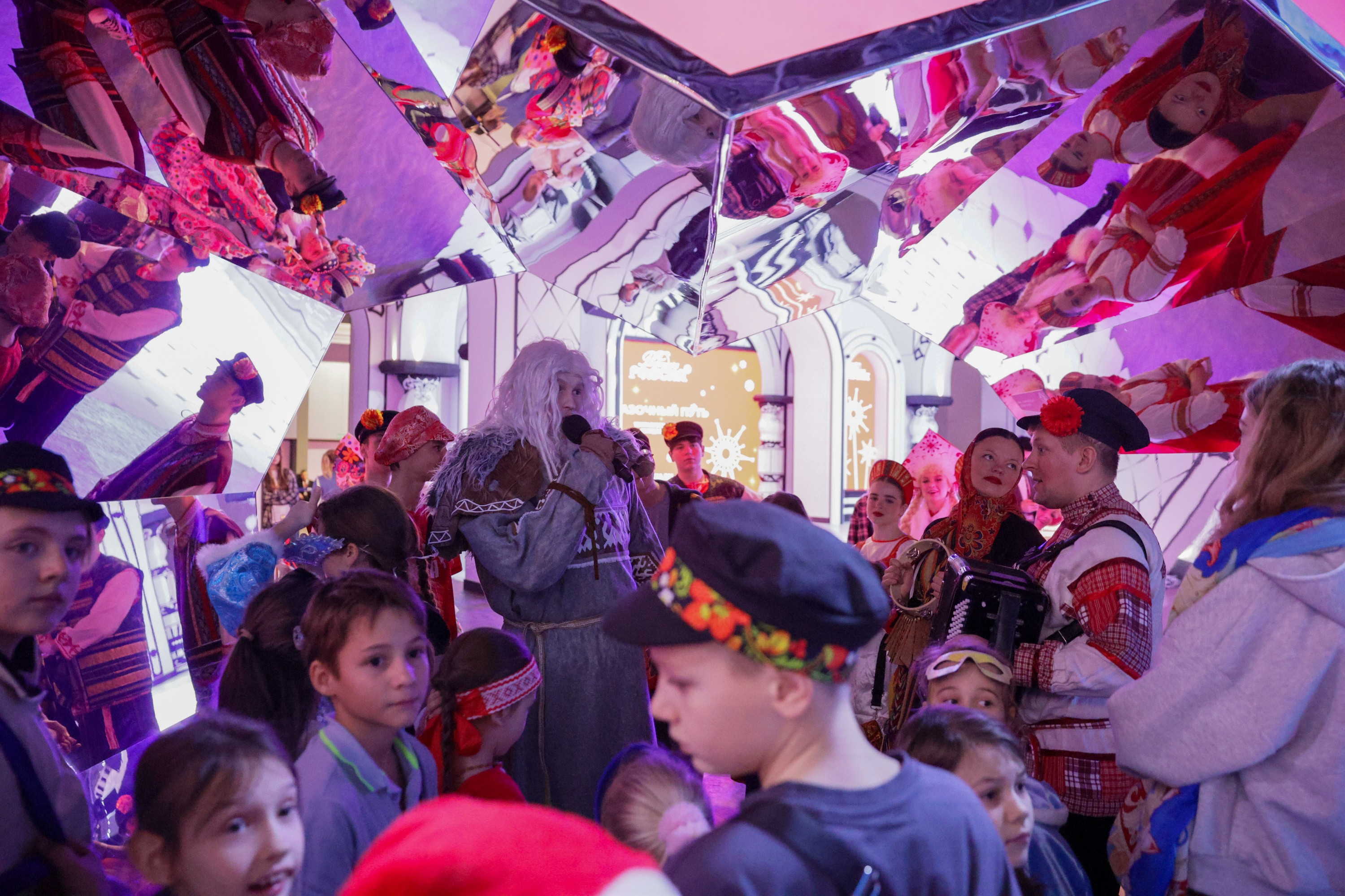 Theatrical carolling 