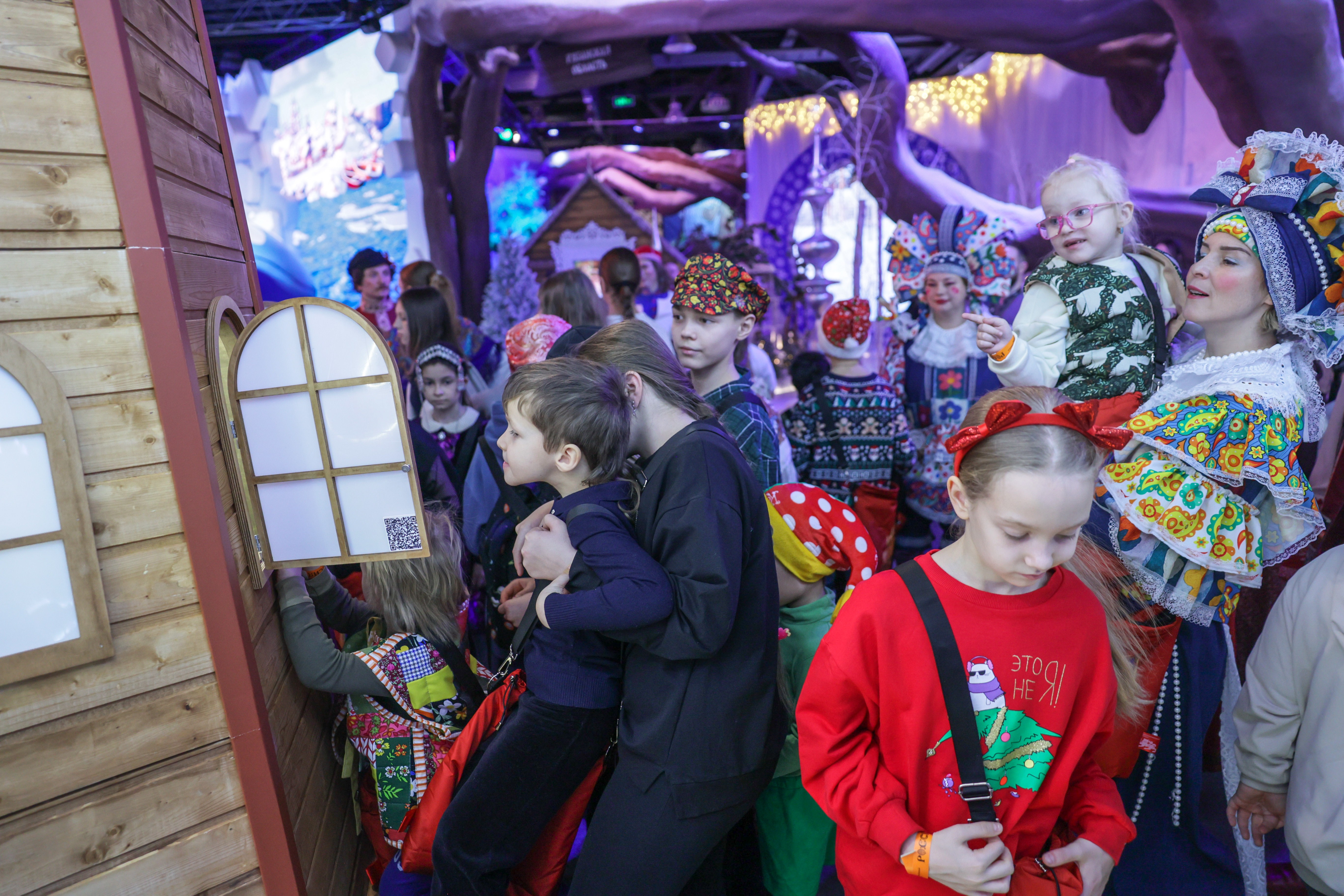 Theatrical carolling 