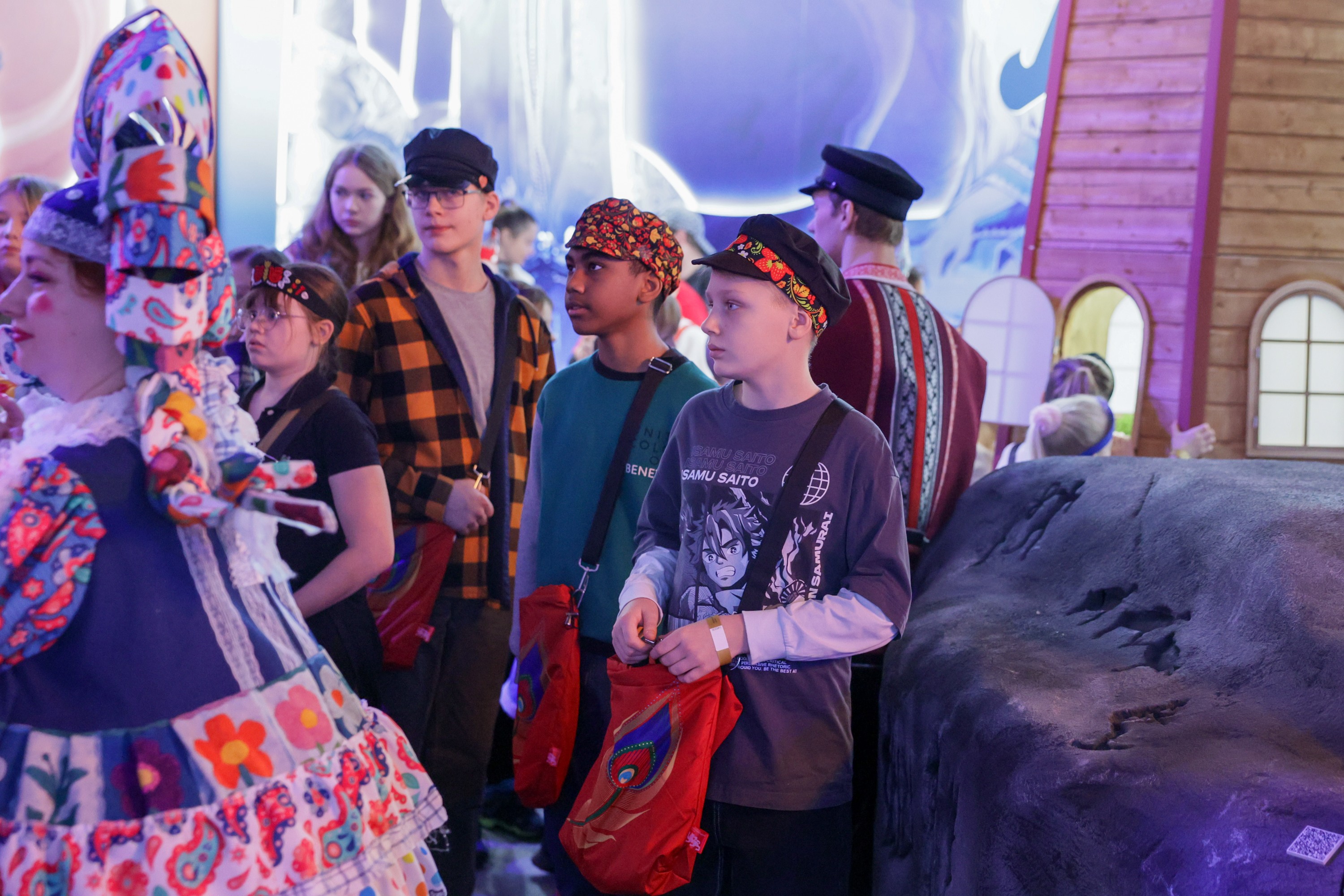 Theatrical carolling 