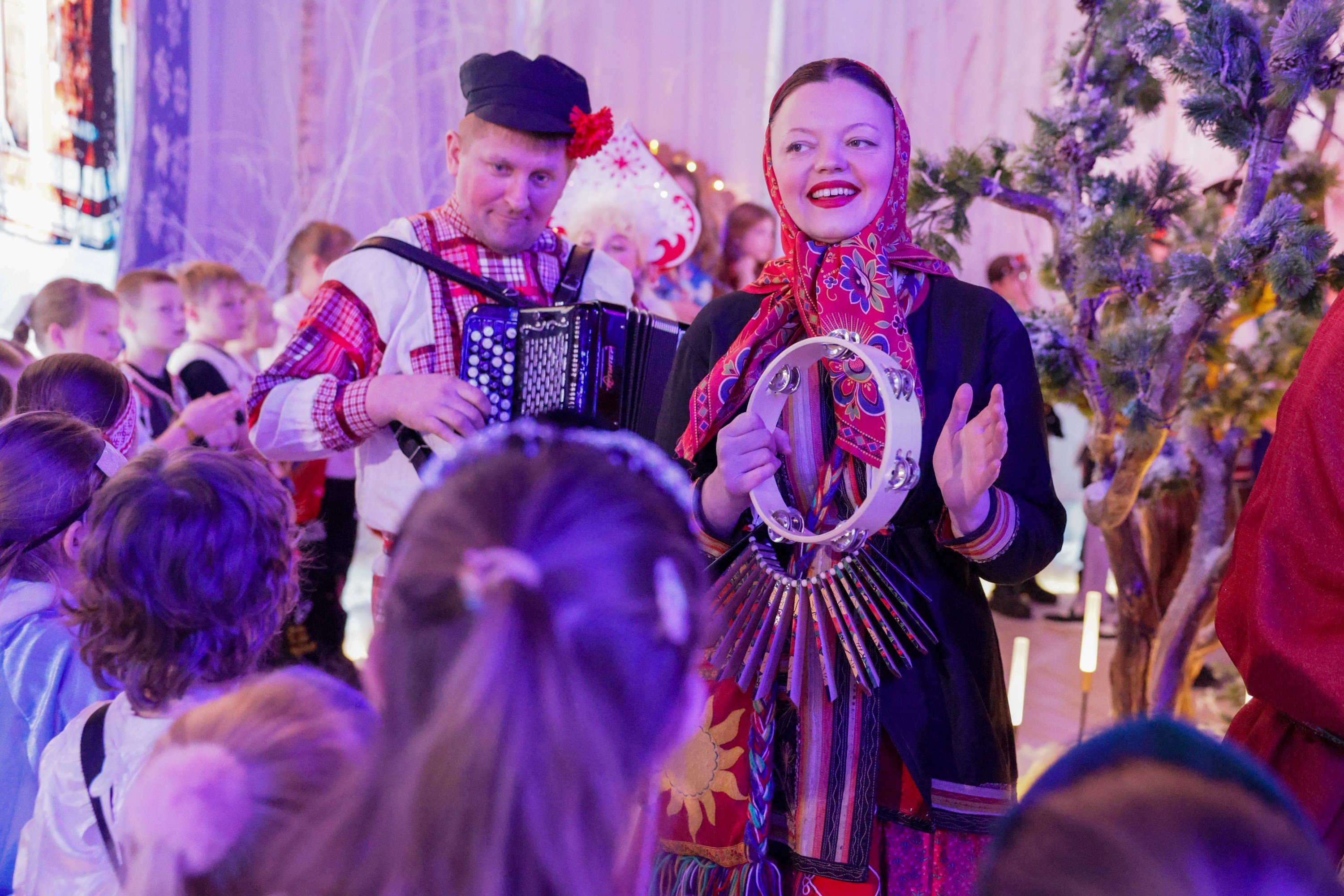 Theatrical carolling 