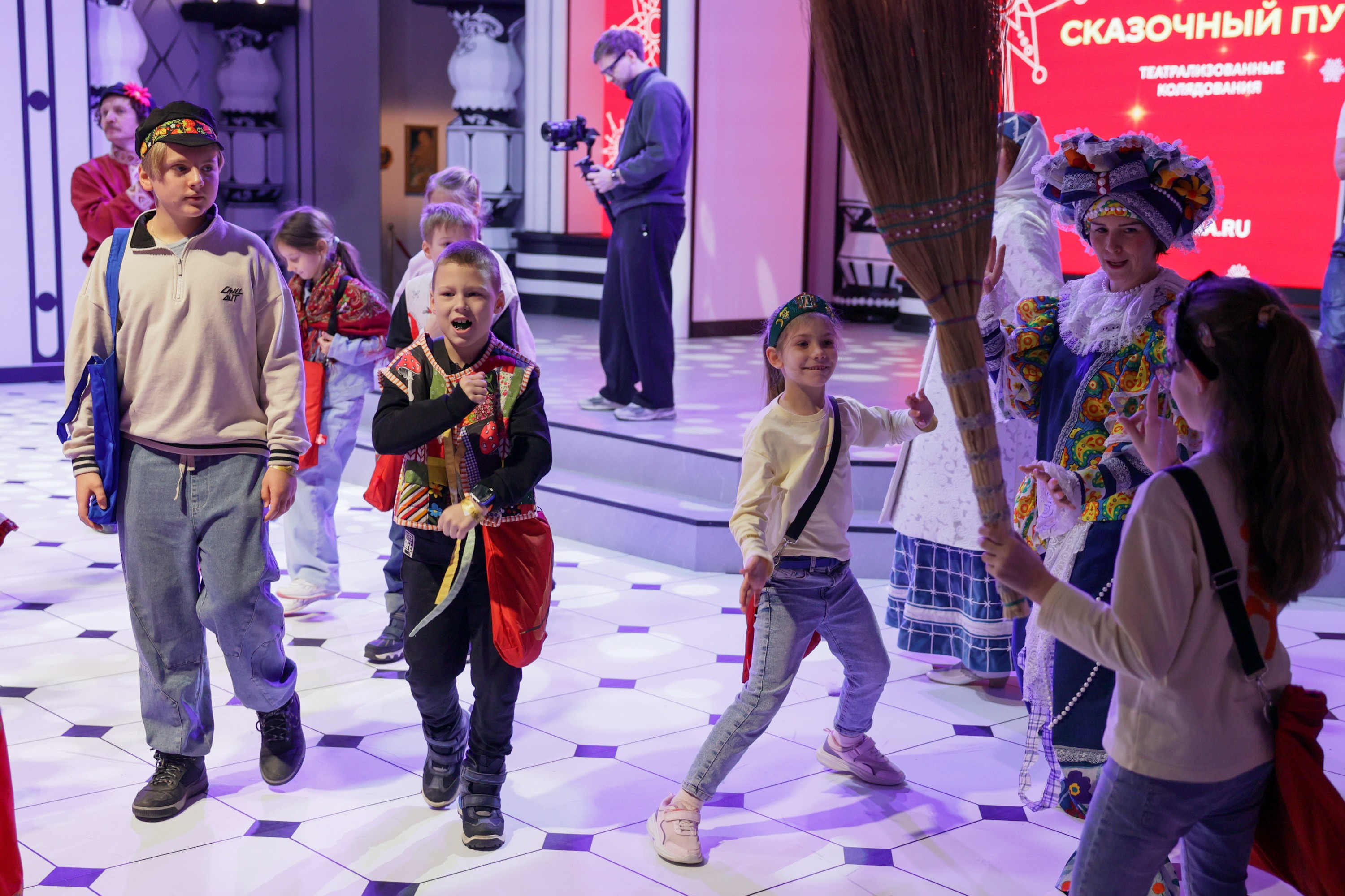 Theatrical carolling 