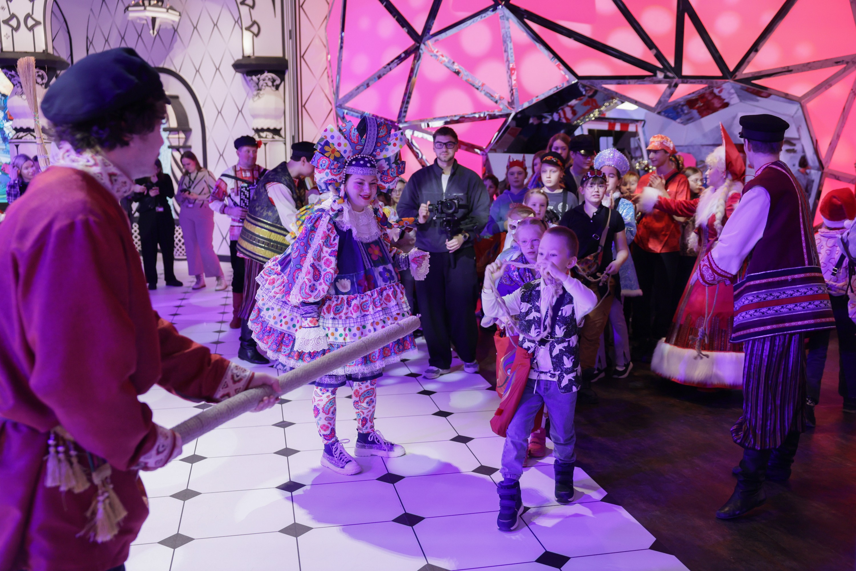 Theatrical carolling 