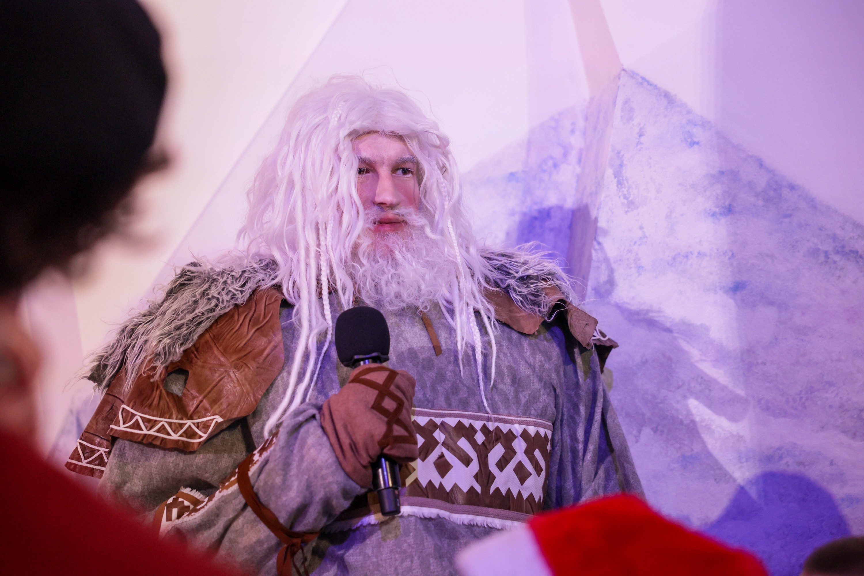 Theatrical carolling 