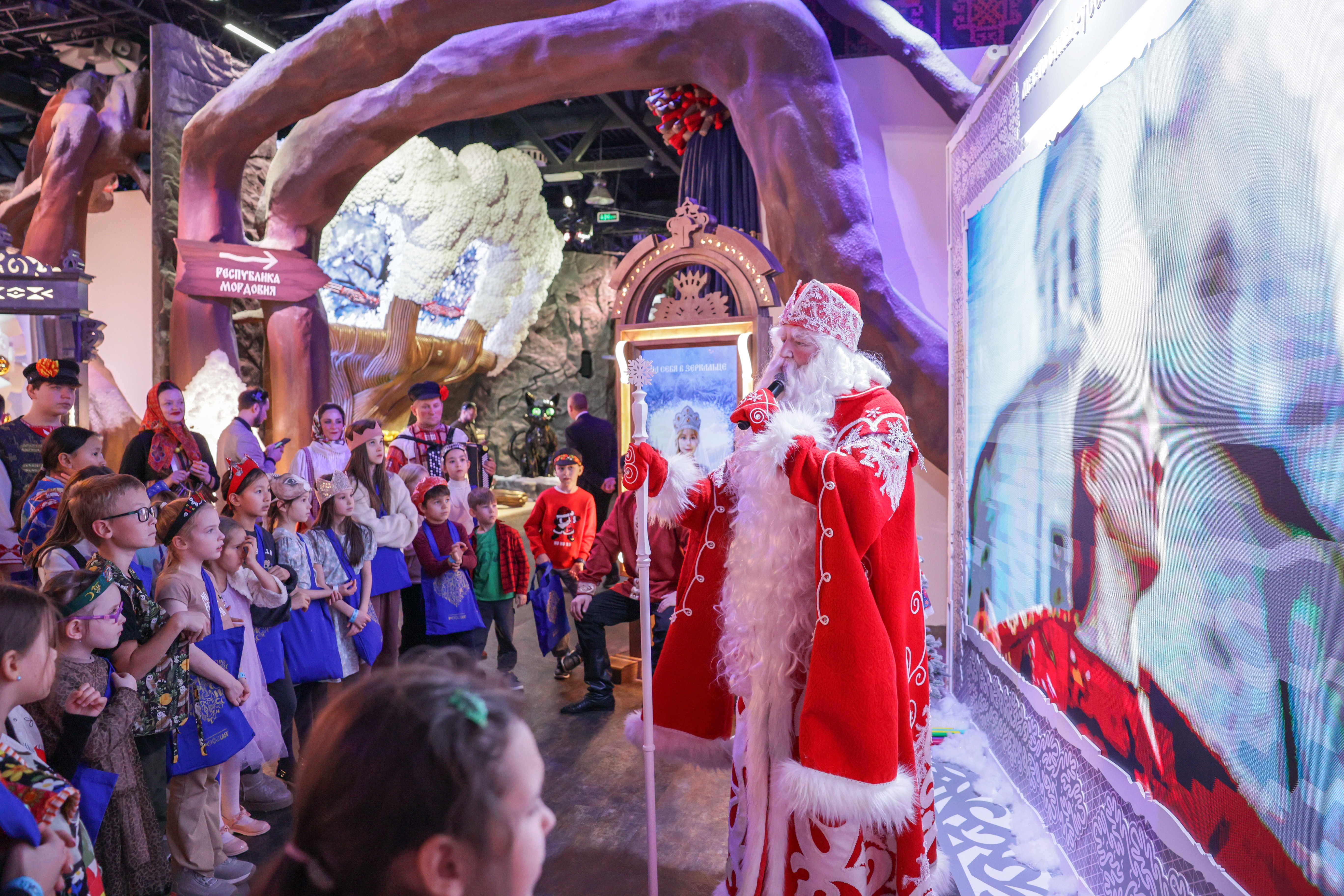 Theatrical carolling 