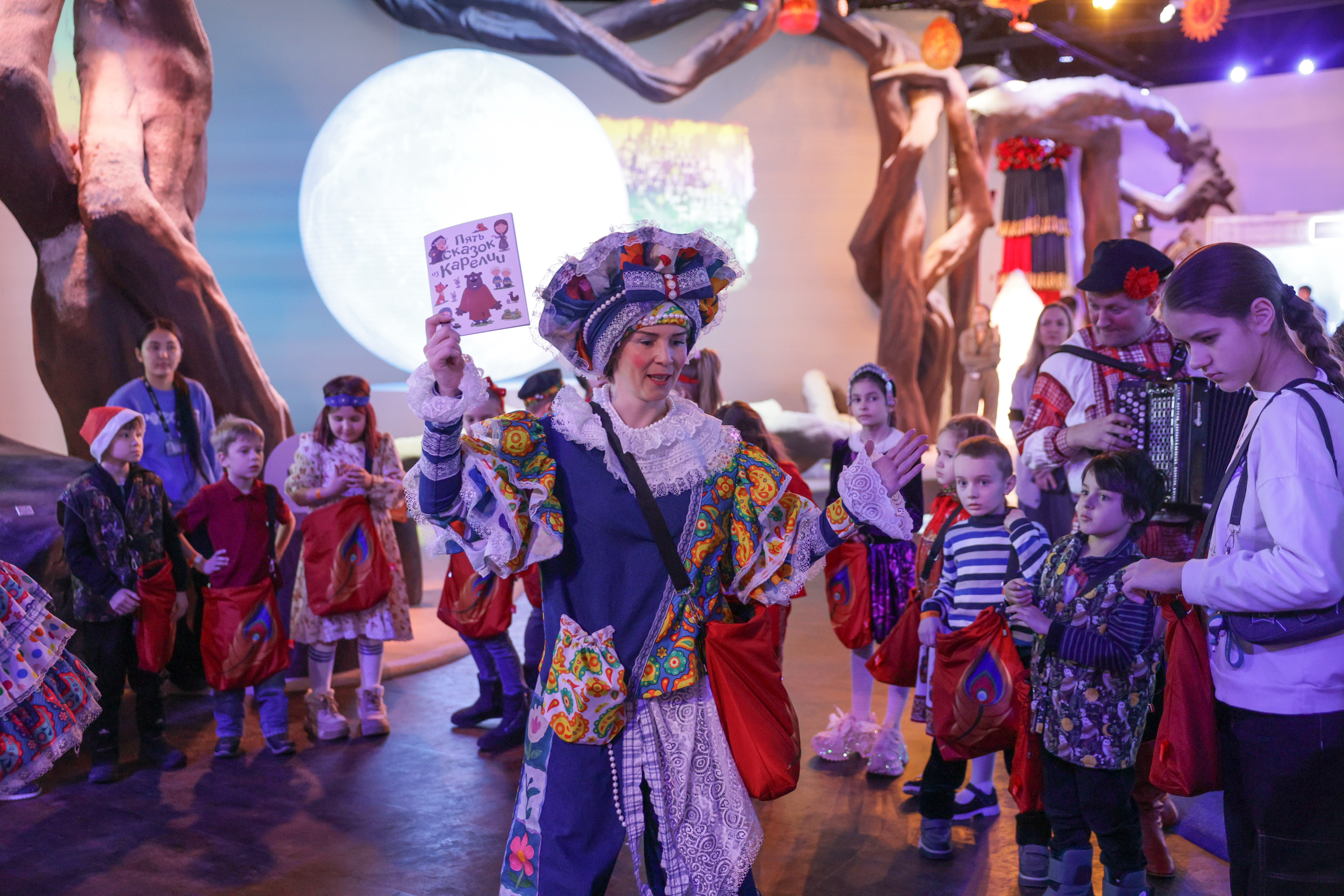 Theatrical carolling 