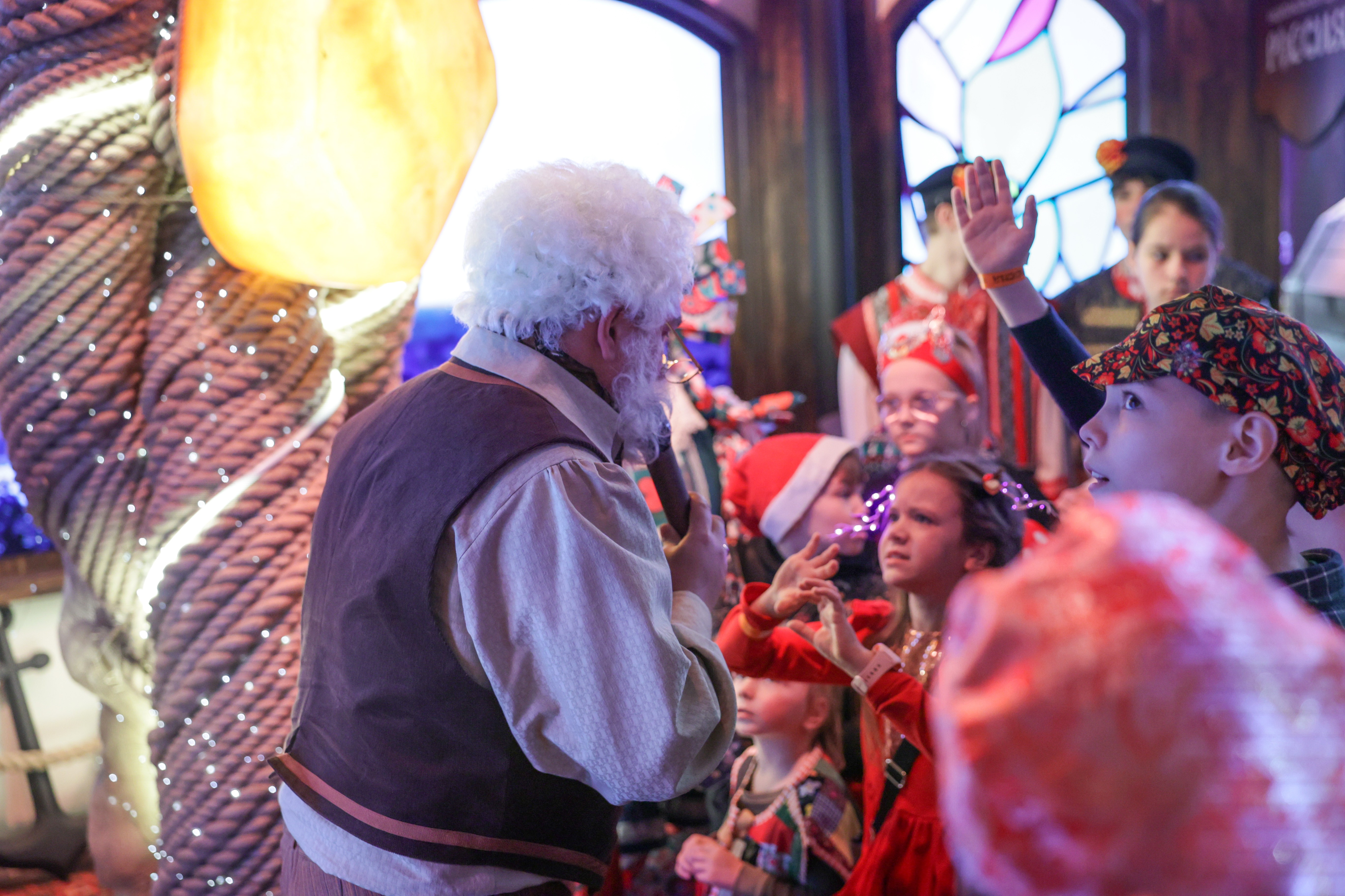 Theatrical carolling 