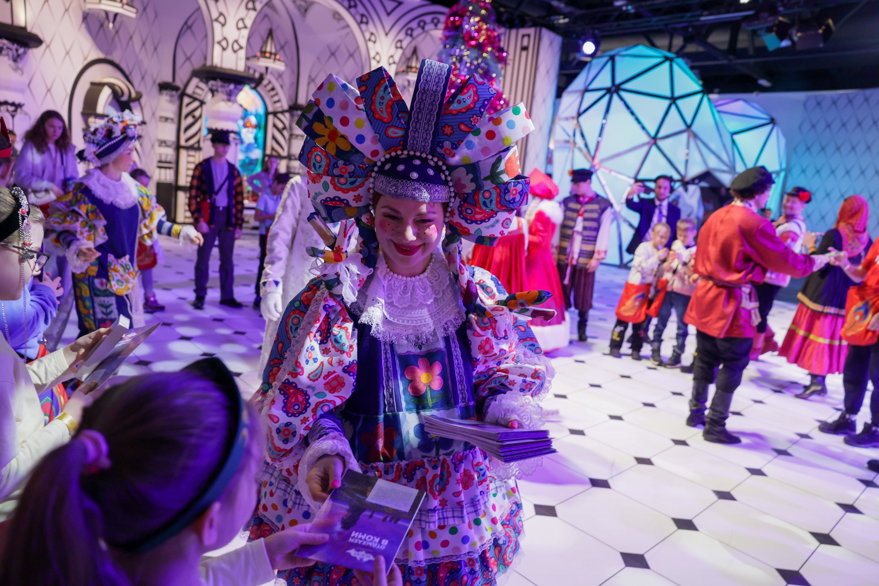 Theatrical carolling 