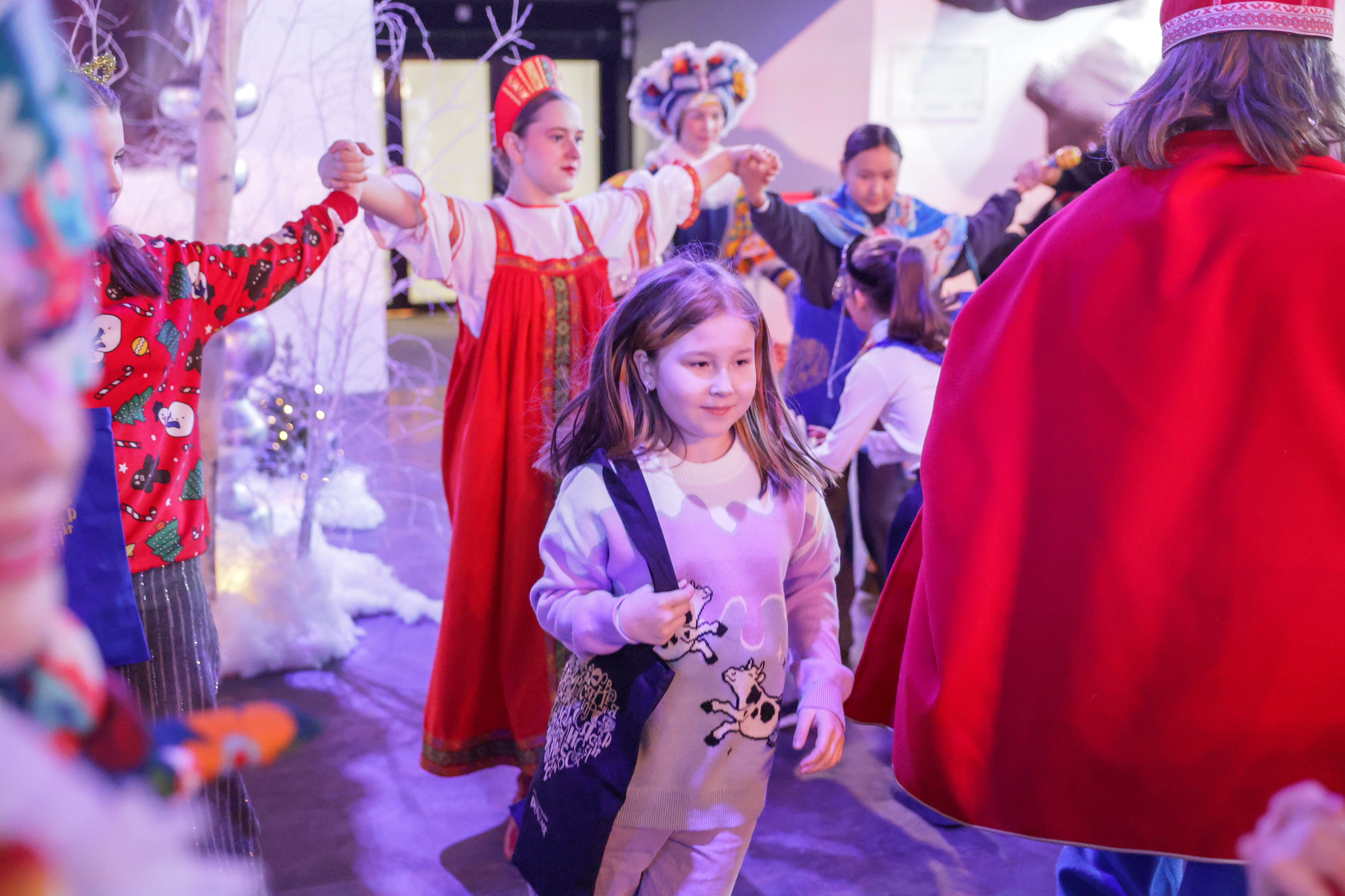 Theatrical carolling 