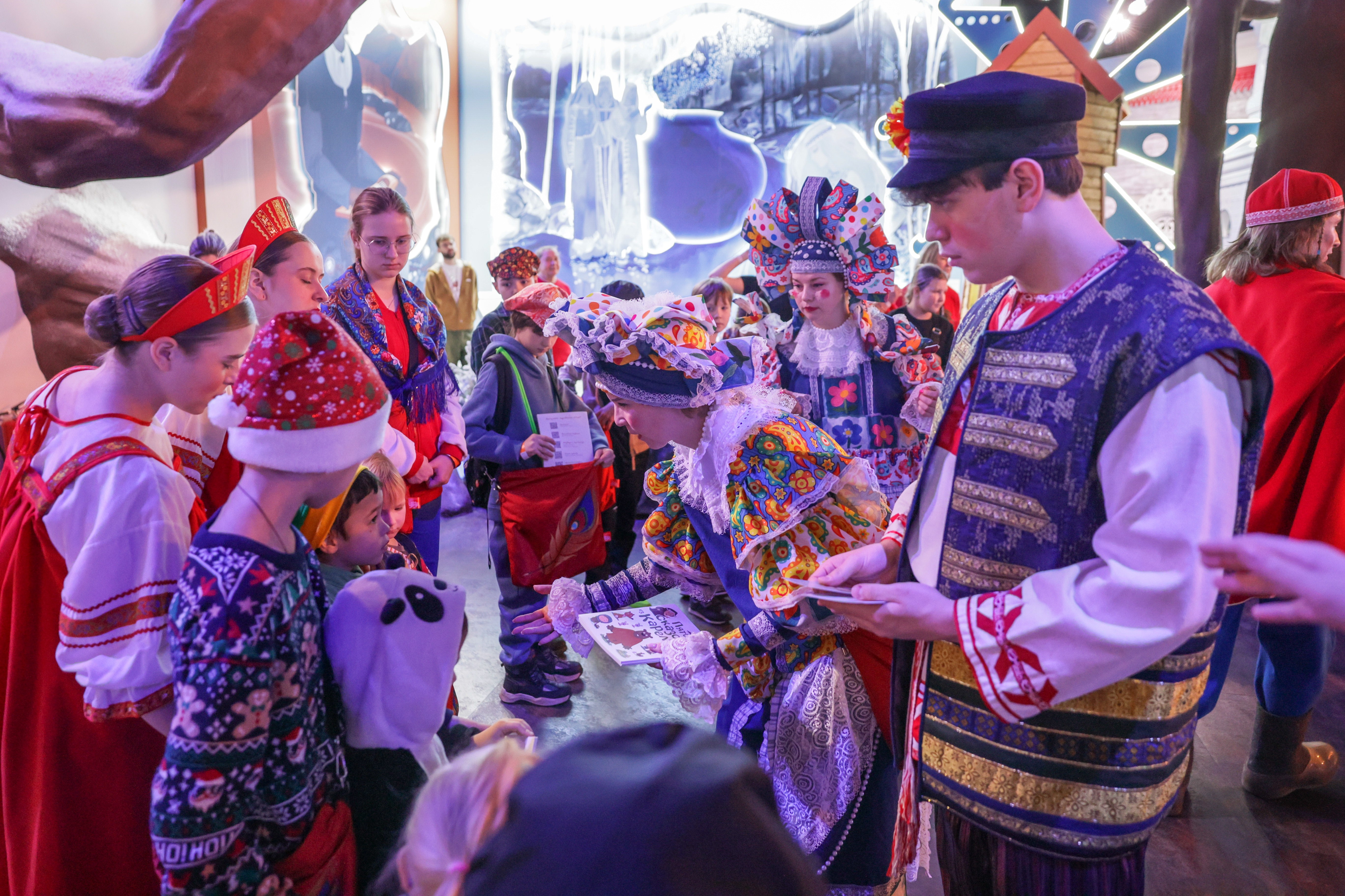 Theatrical carolling 