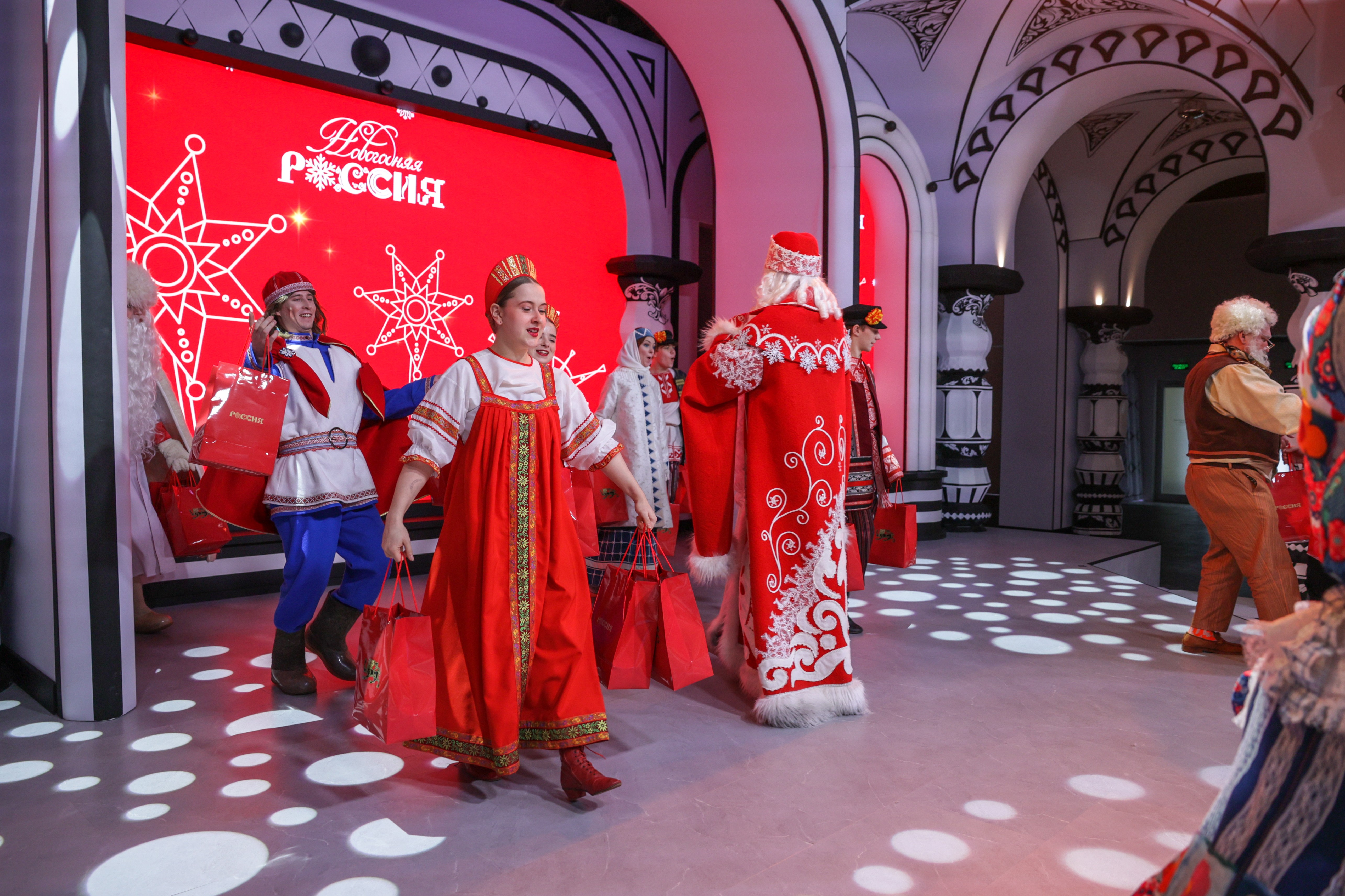 Theatrical carolling 