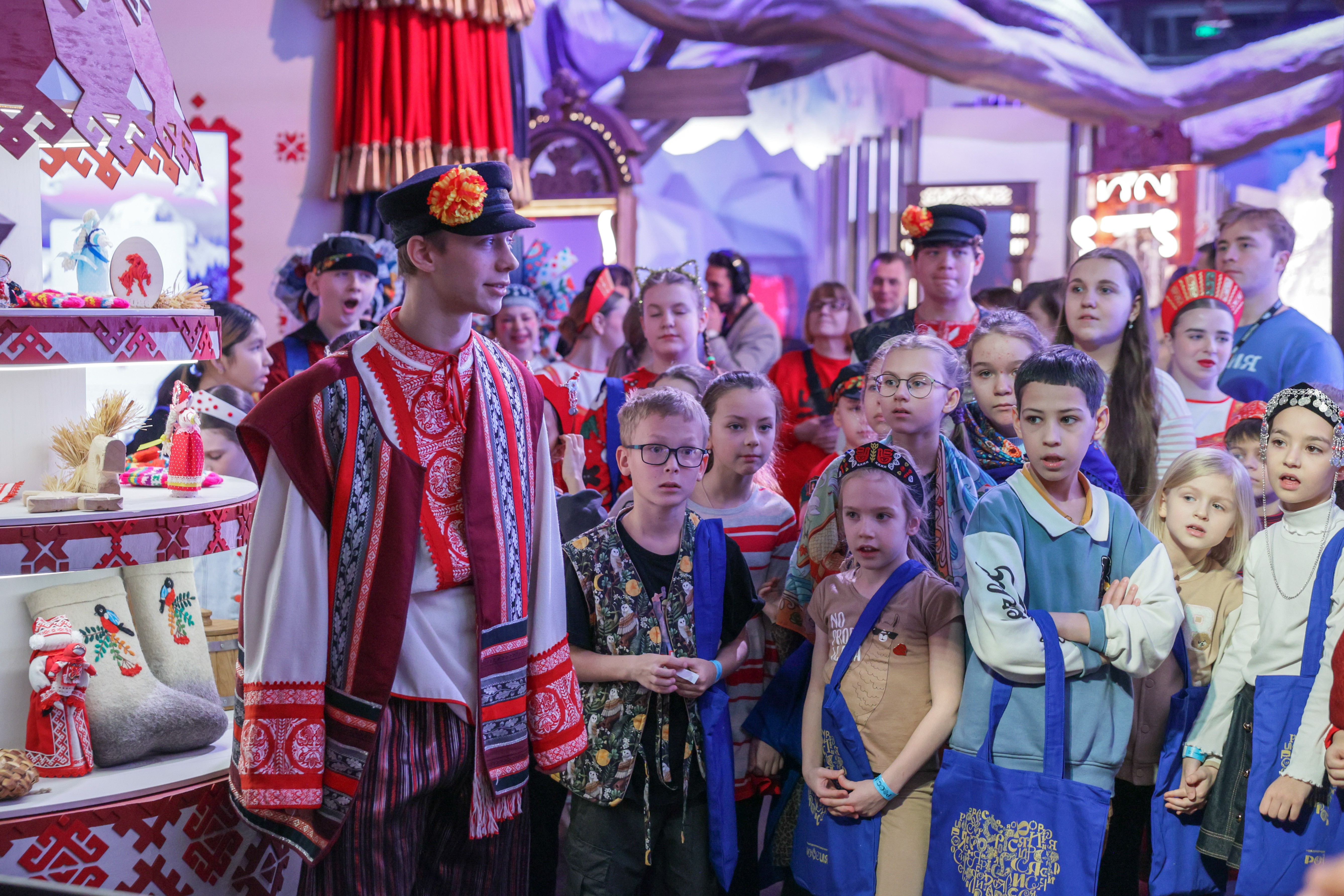 Theatrical carolling 