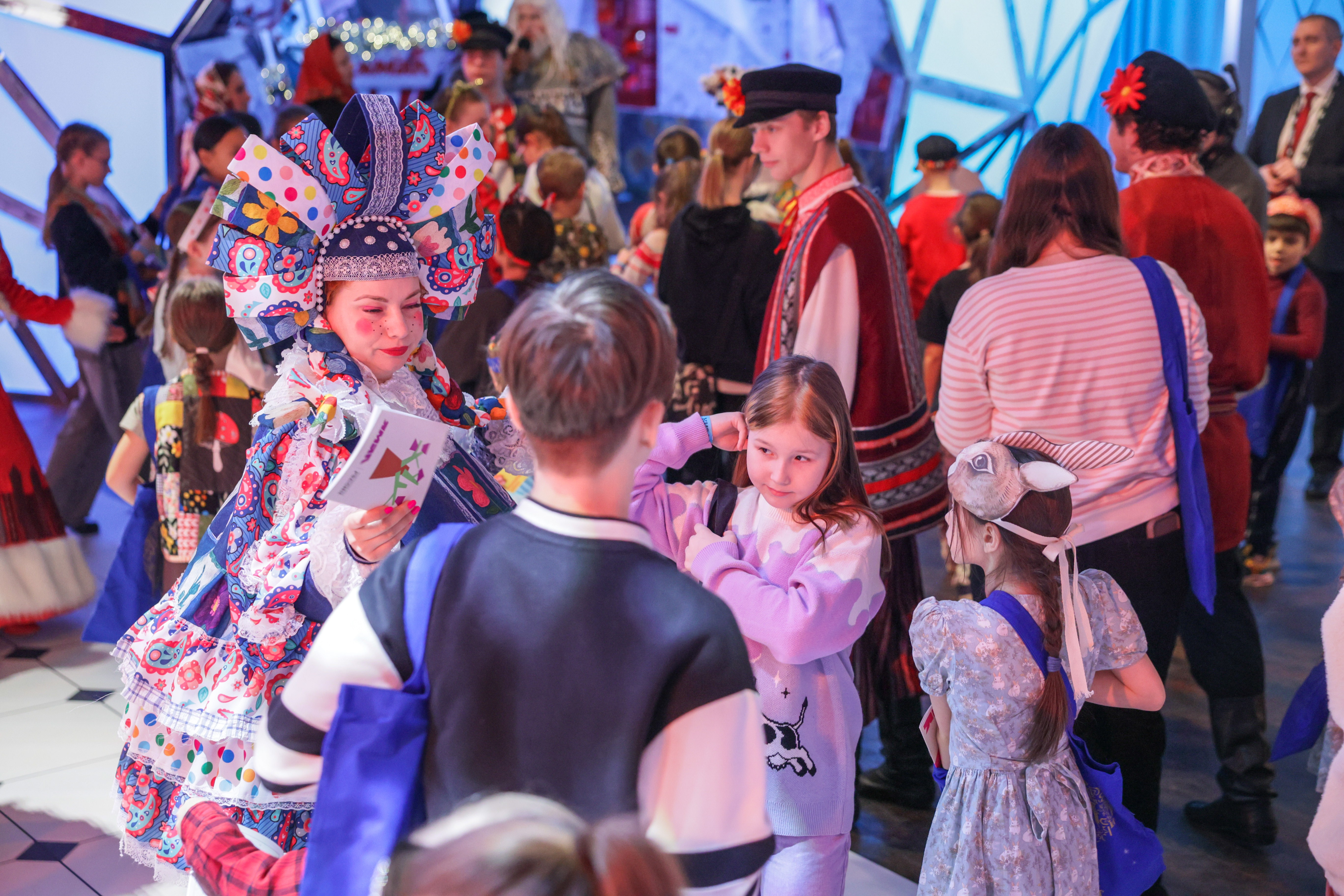 Theatrical carolling 