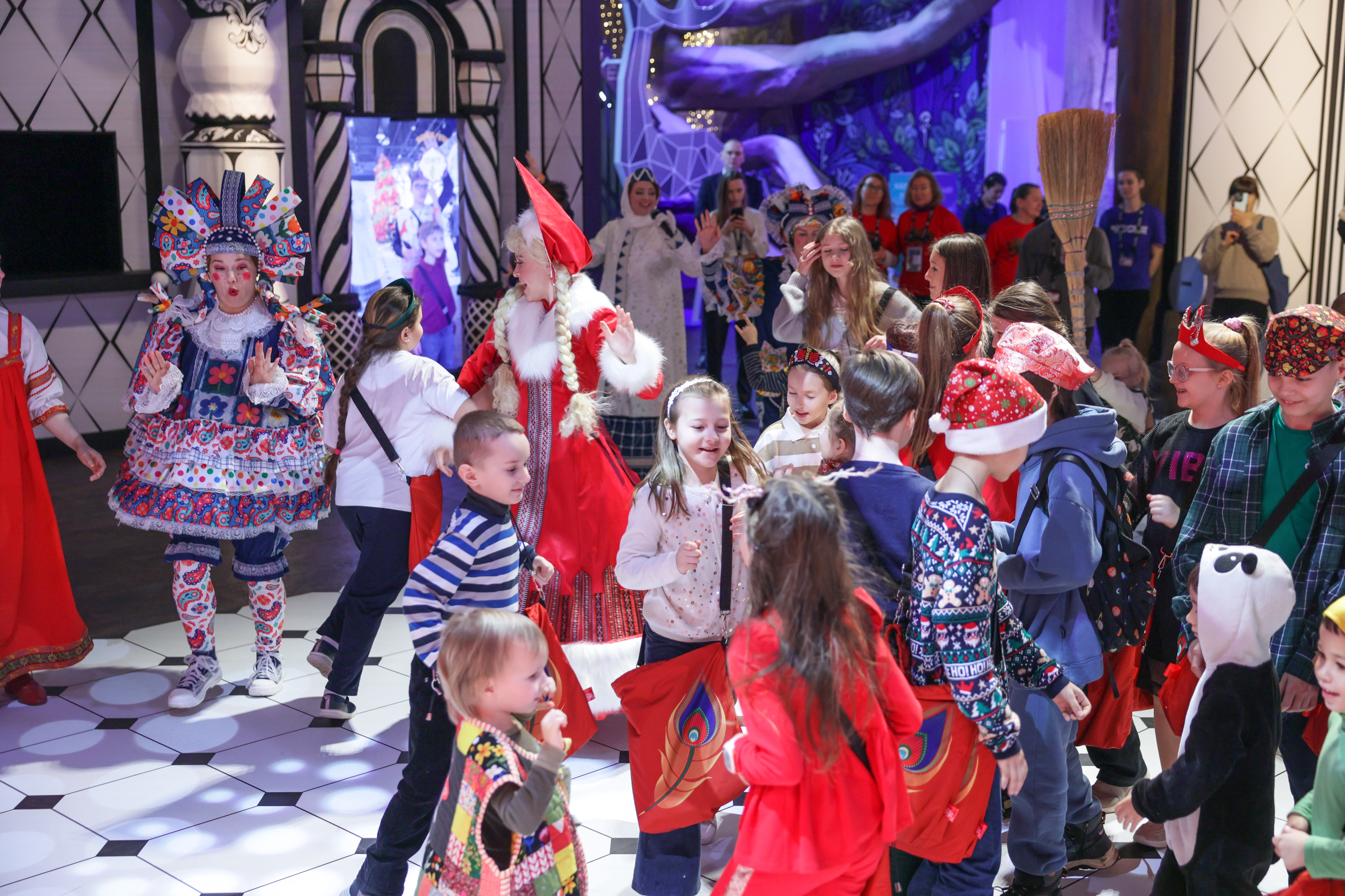 Theatrical carolling 