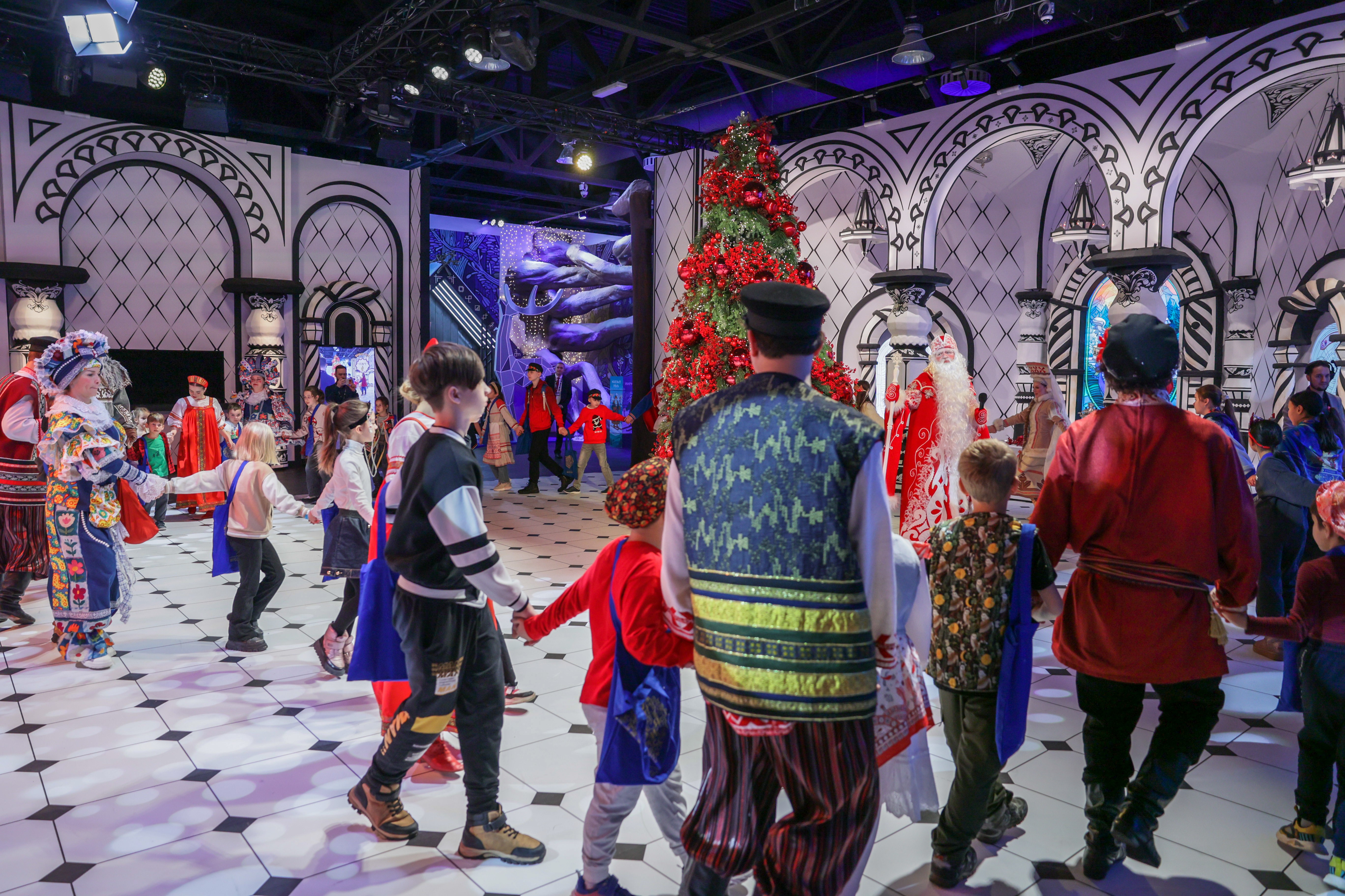 Theatrical carolling 