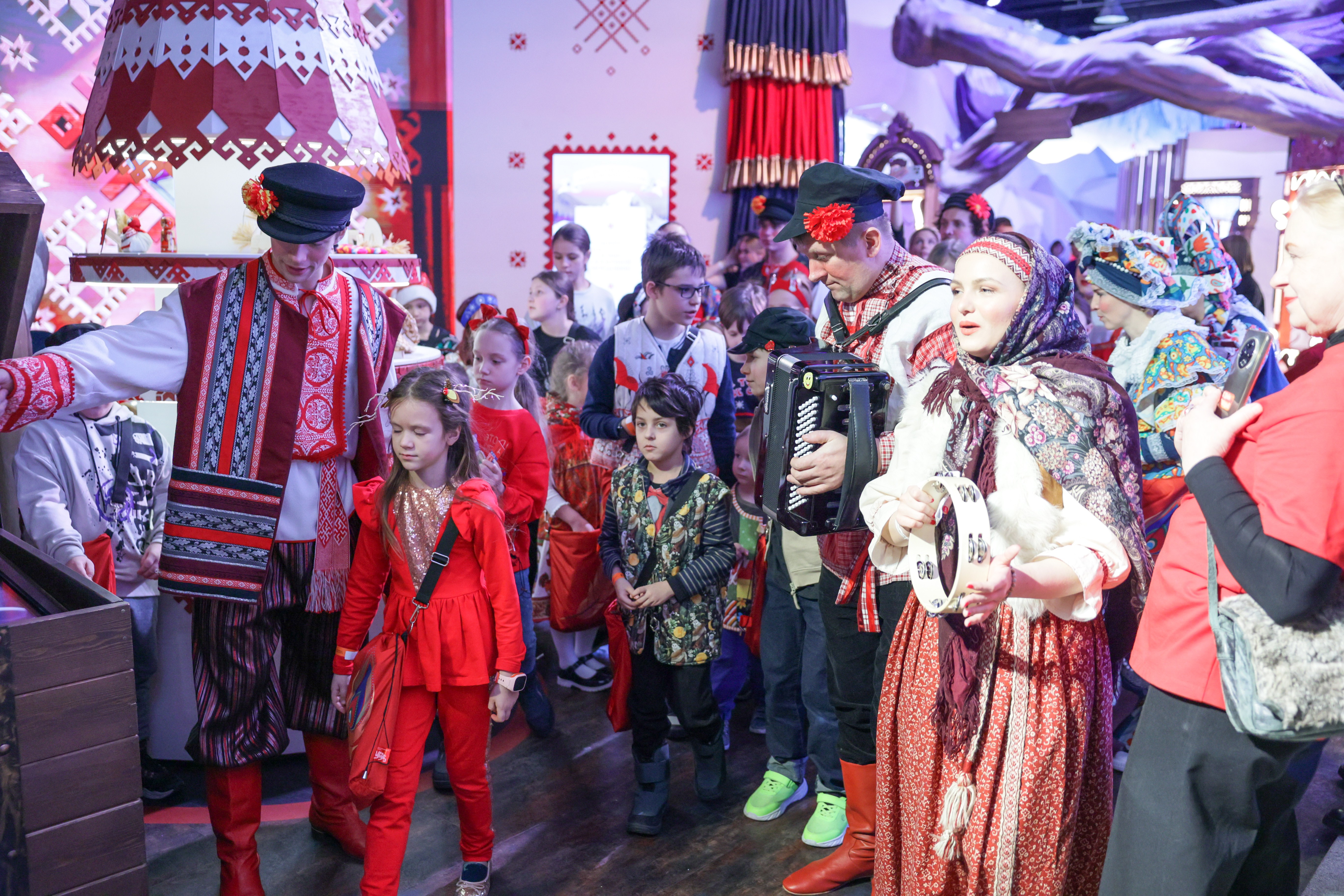 Theatrical carolling 