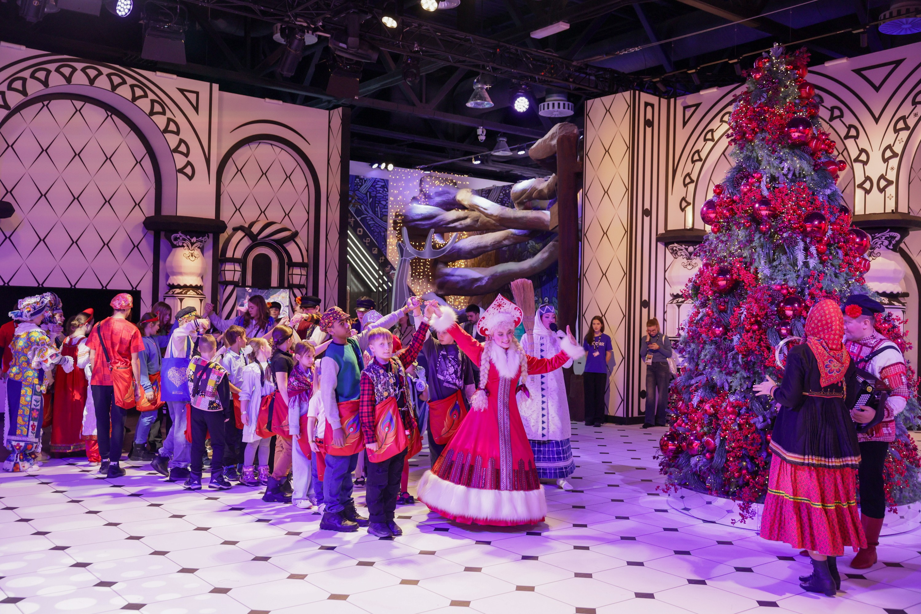 Theatrical carolling 