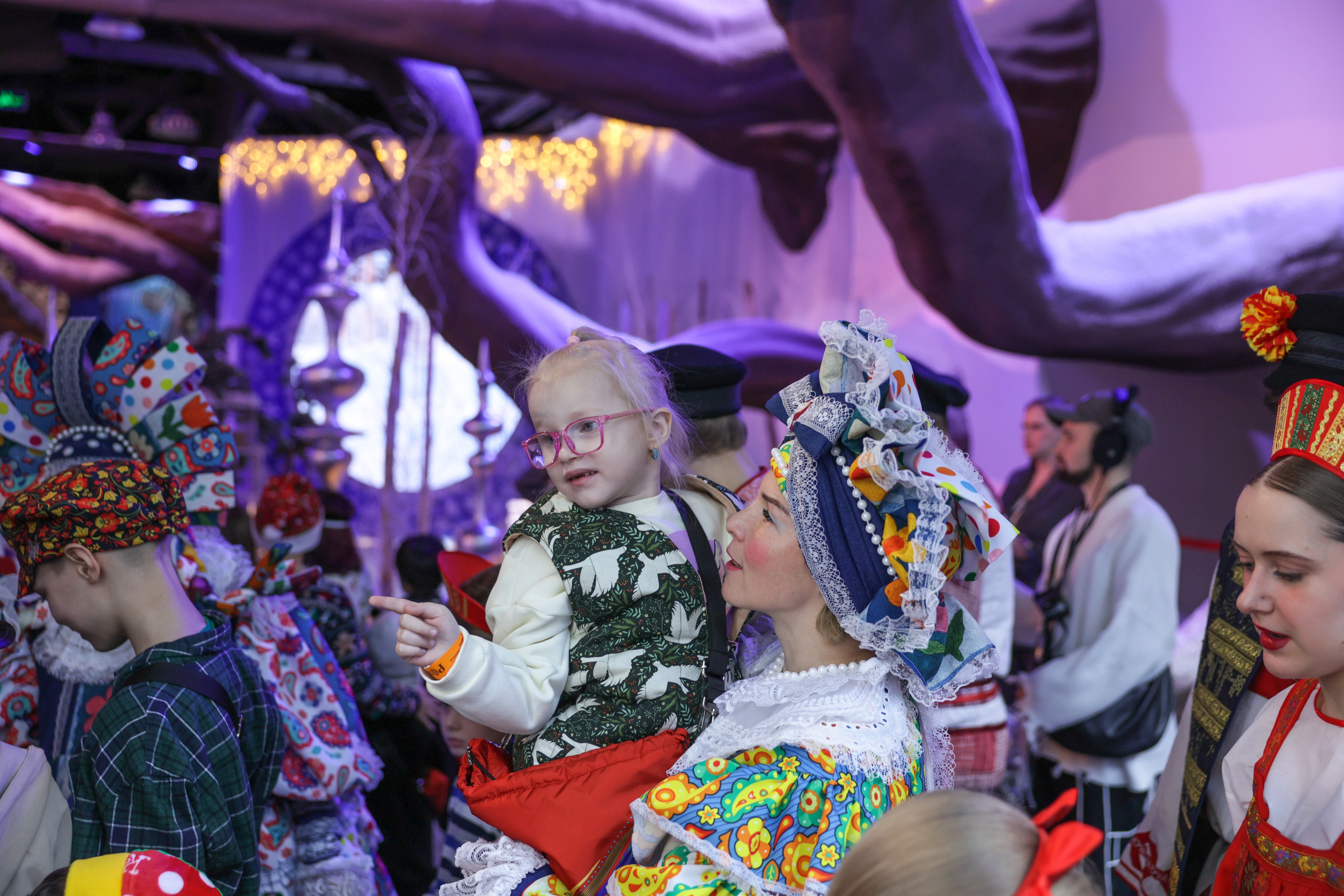 Theatrical carolling 