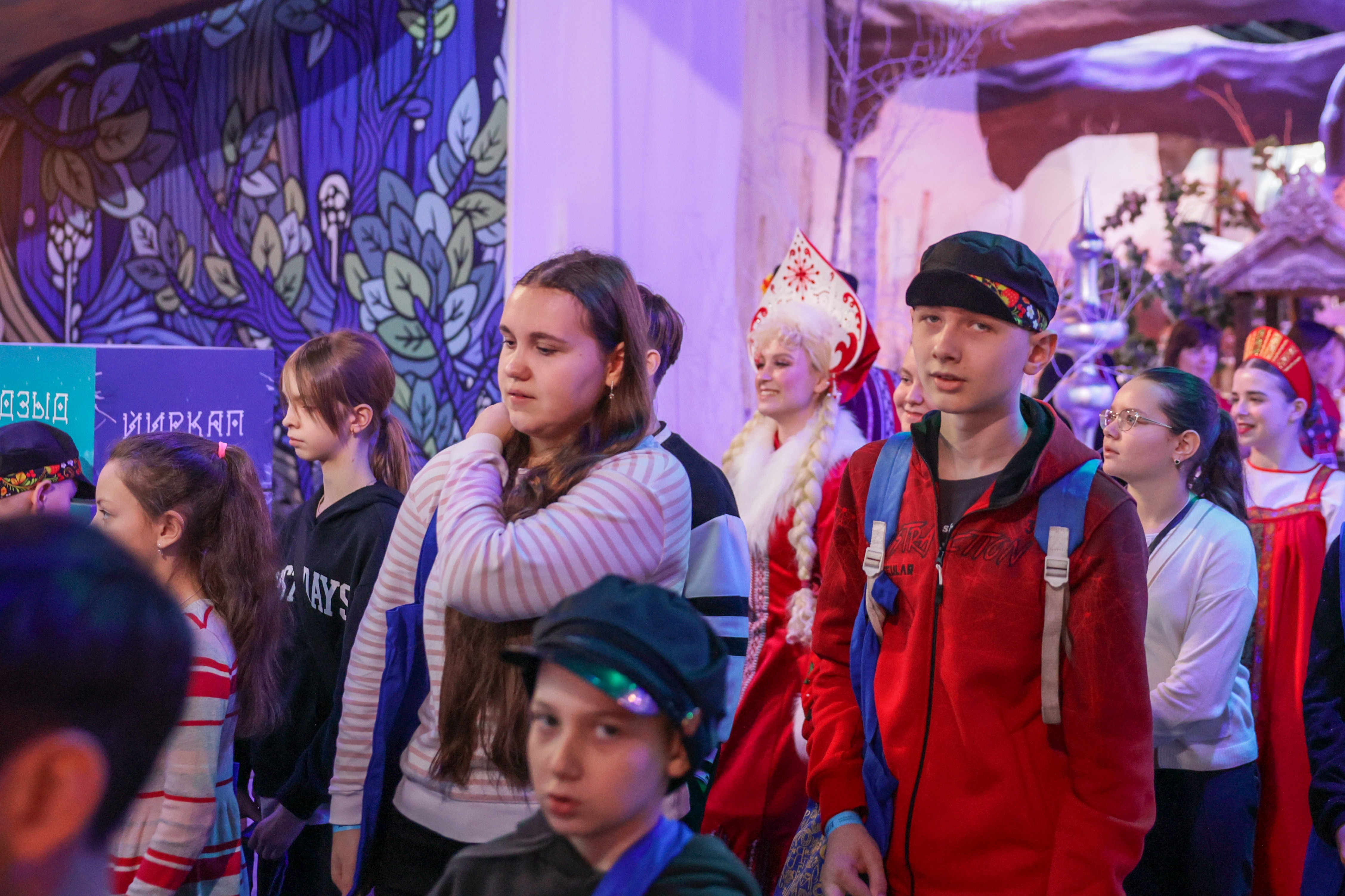 Theatrical carolling 