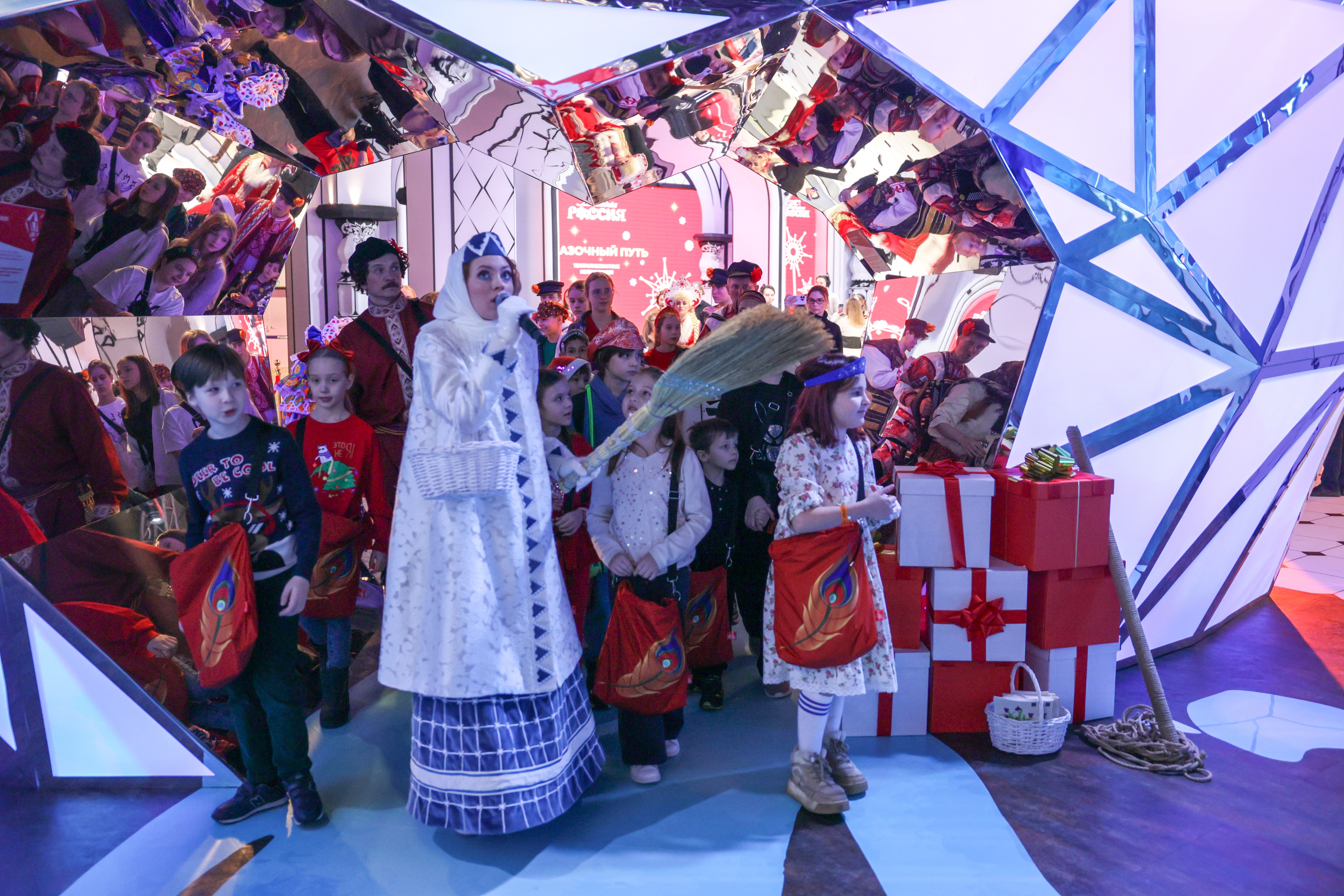 Theatrical carolling 