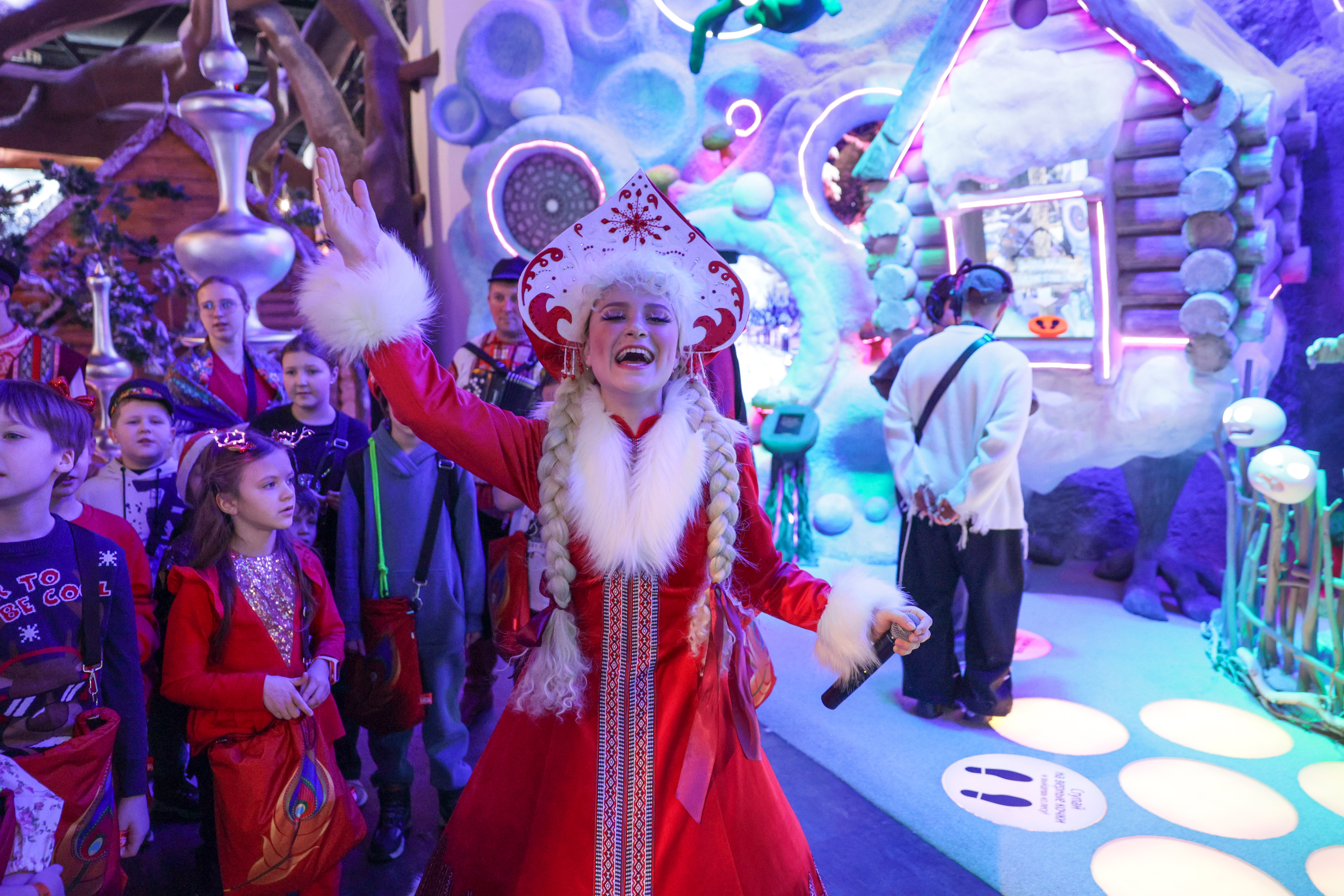 Theatrical carolling 