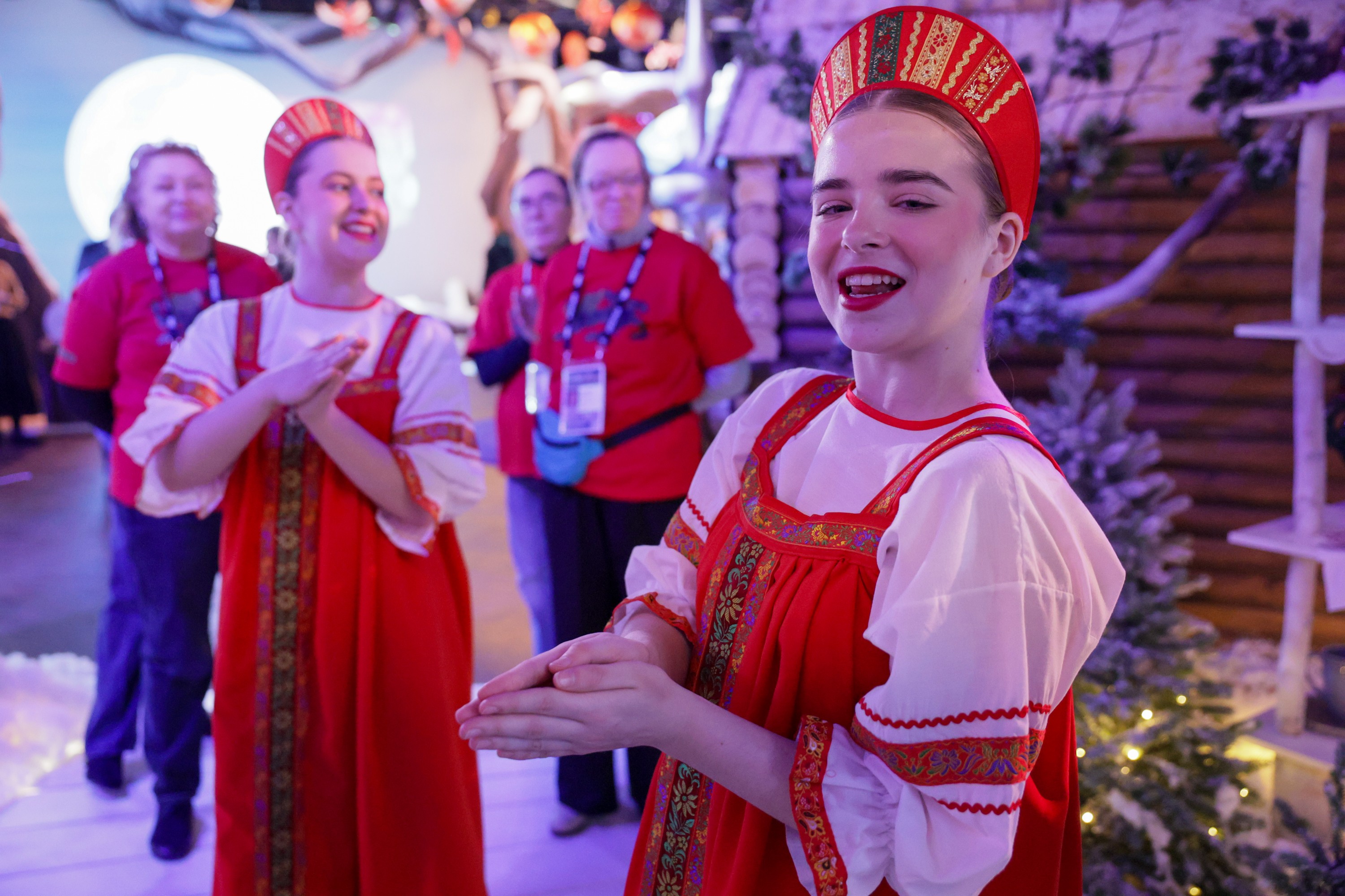 Theatrical carolling 