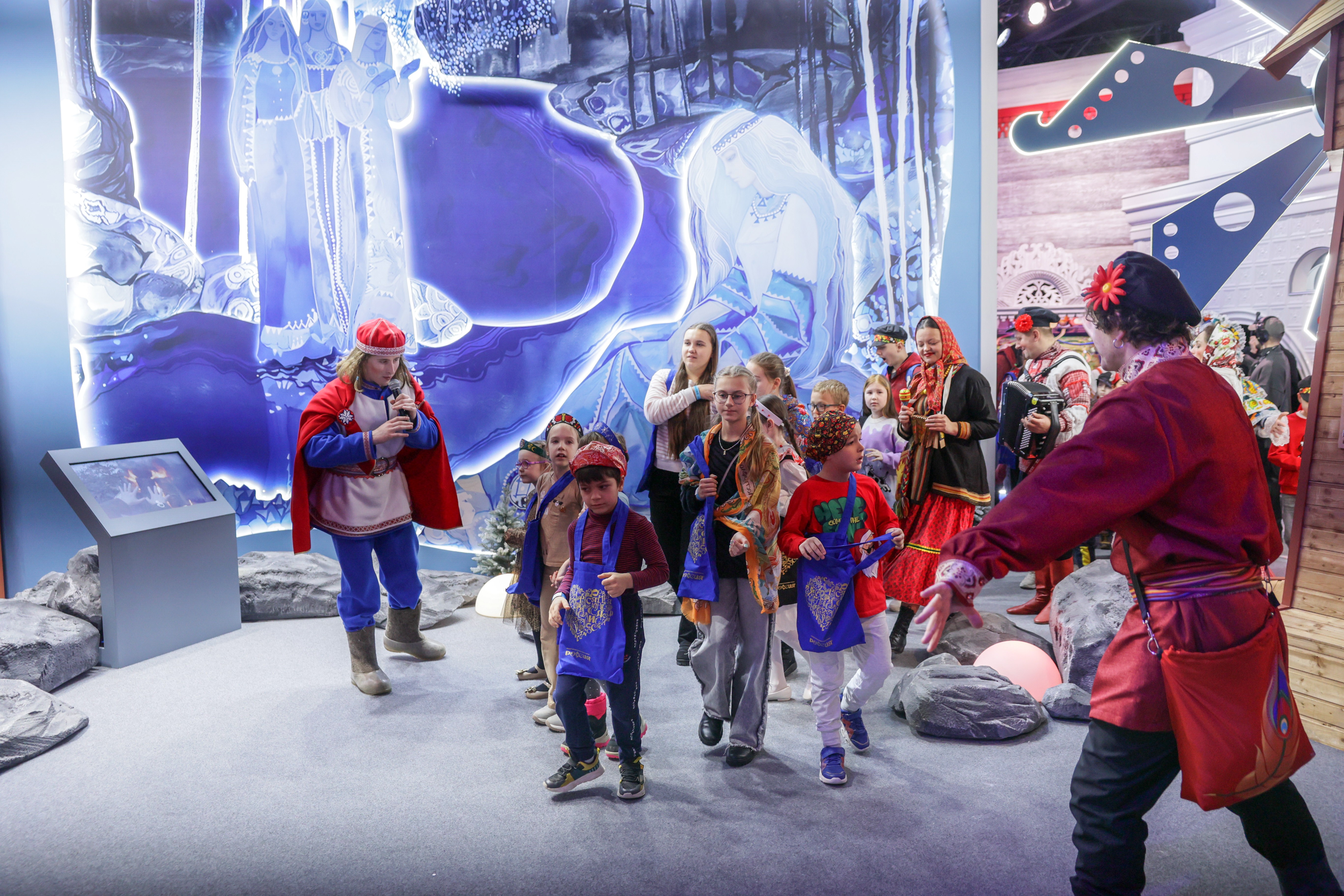 Theatrical carolling 