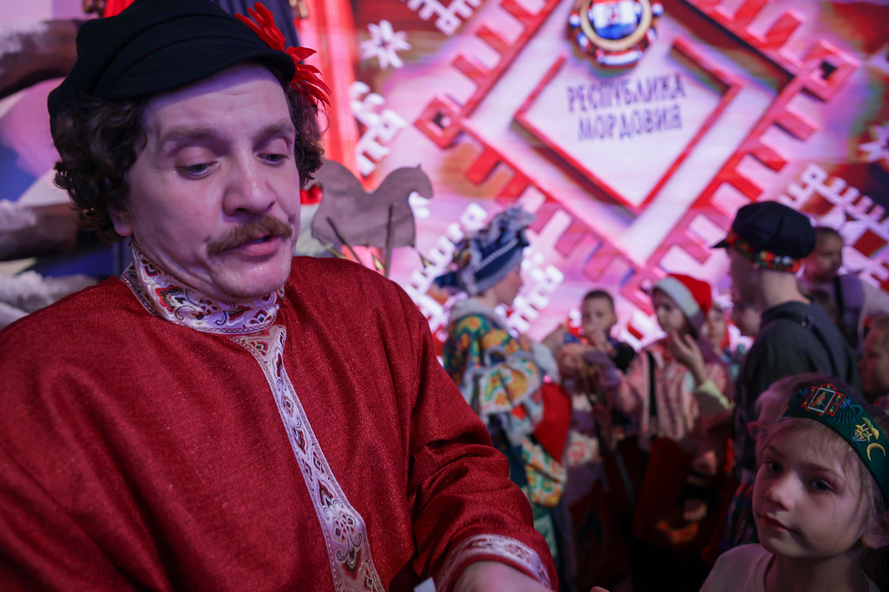 Theatrical carolling 